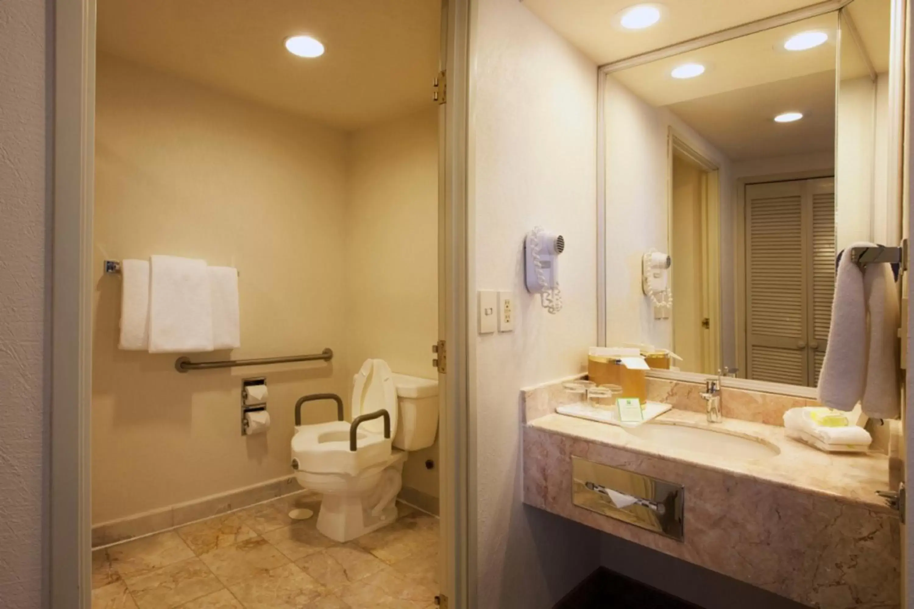 Bathroom in Holiday Inn Puebla La Noria, an IHG Hotel