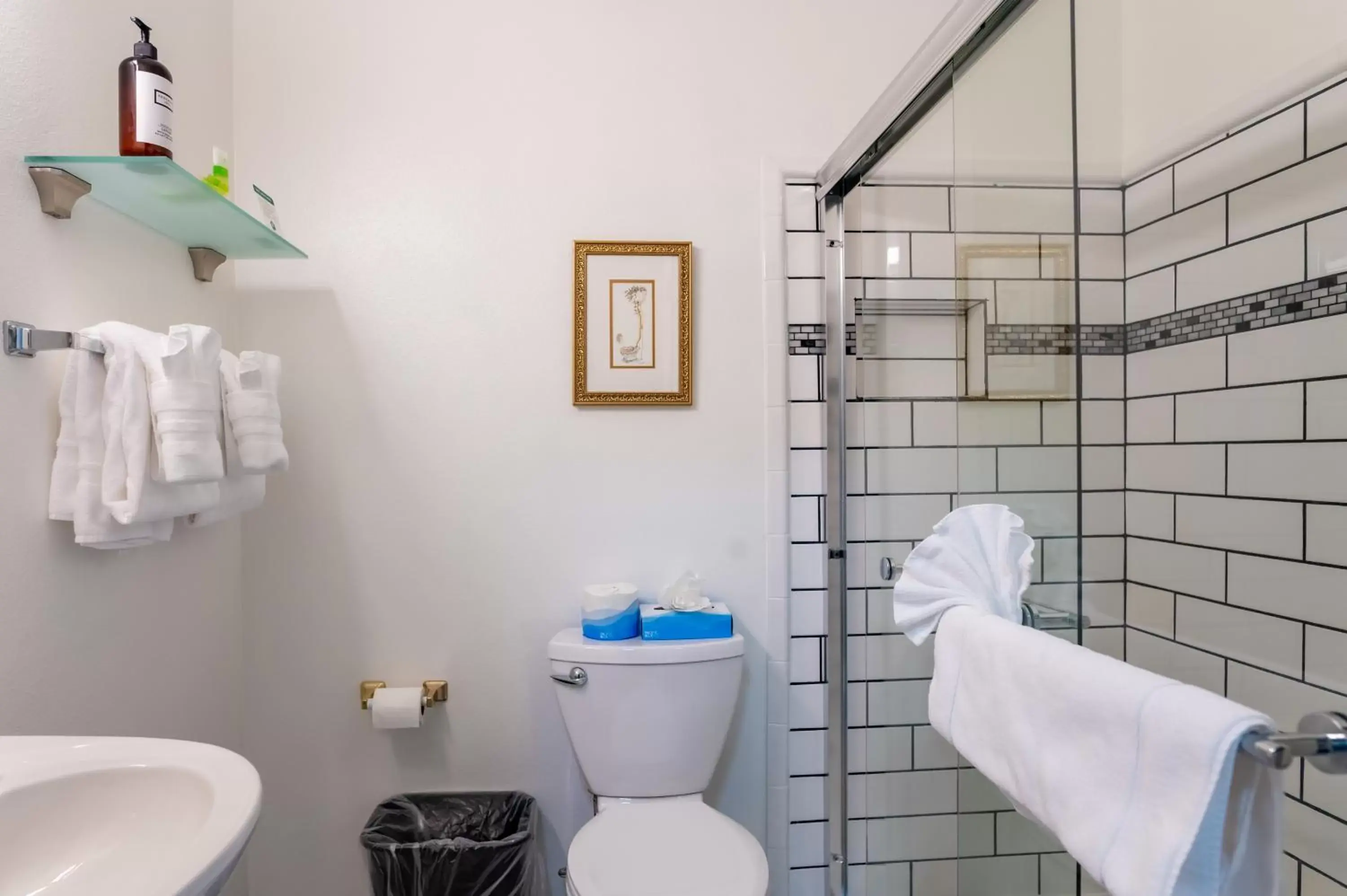 Shower, Bathroom in Gilbert Inn