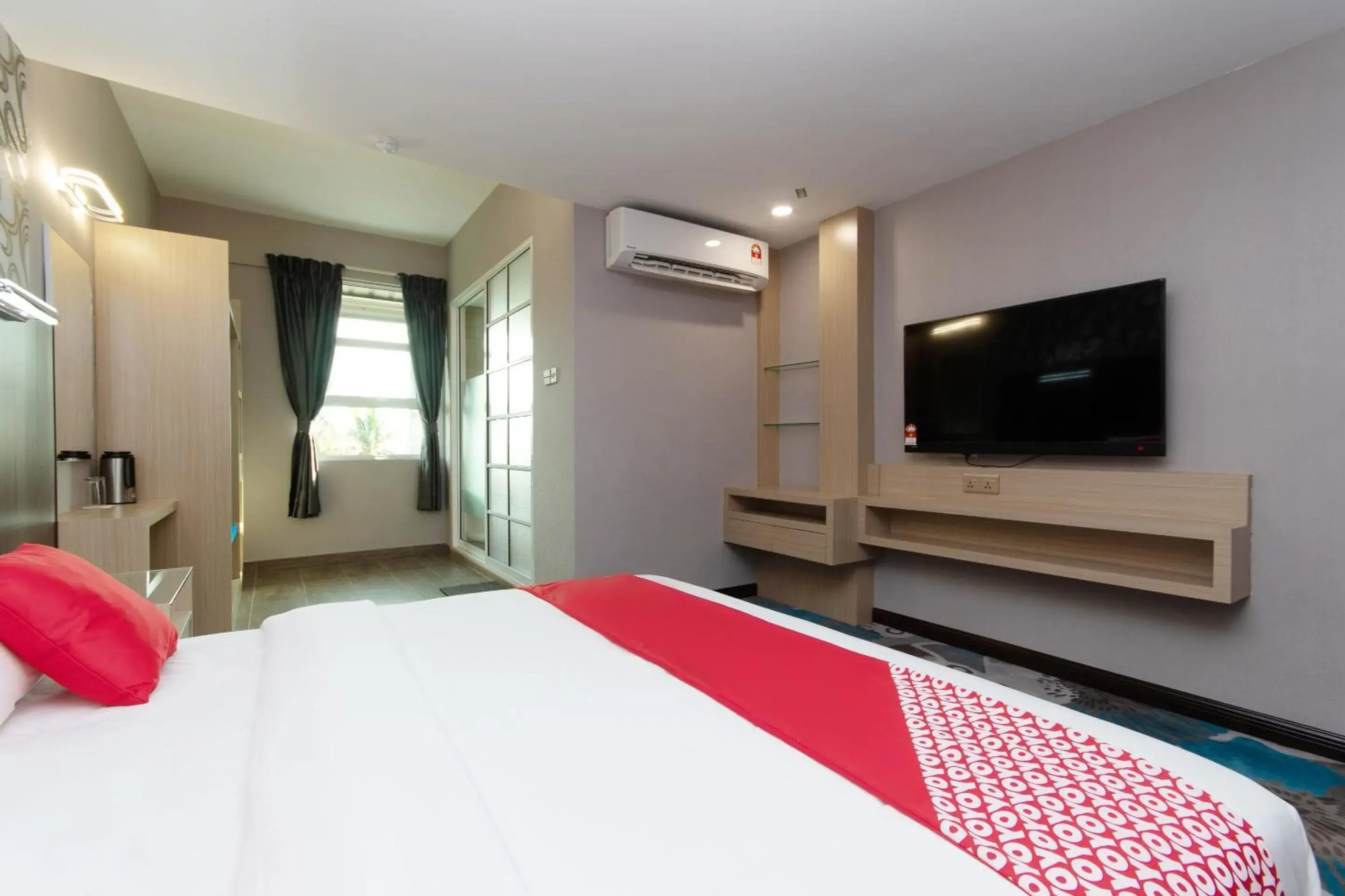 Bedroom, TV/Entertainment Center in OYO 89375 Regent Hotel