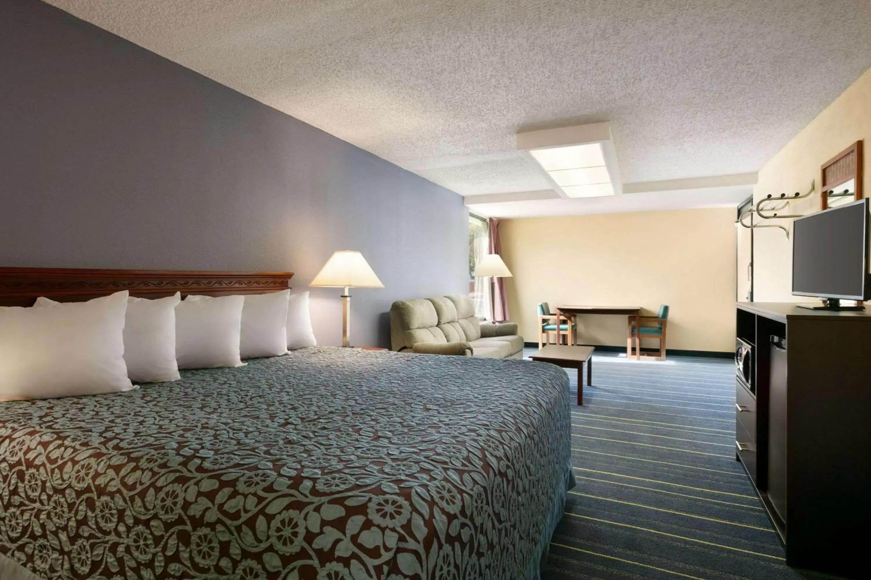 Photo of the whole room, Bed in Days Inn by Wyndham Clearwater/Central