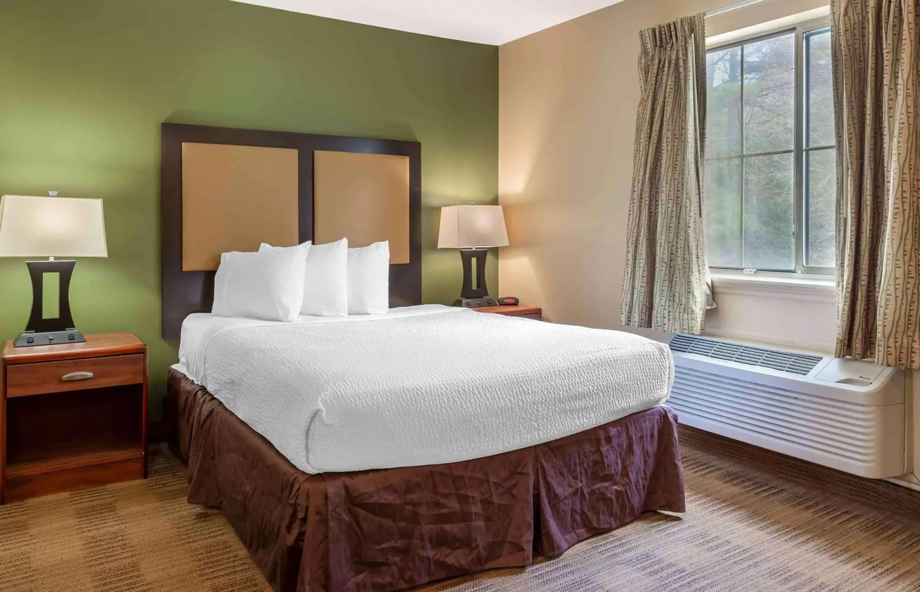 Bedroom, Bed in Extended Stay America Suites - Raleigh - North Raleigh - Wake Towne Dr