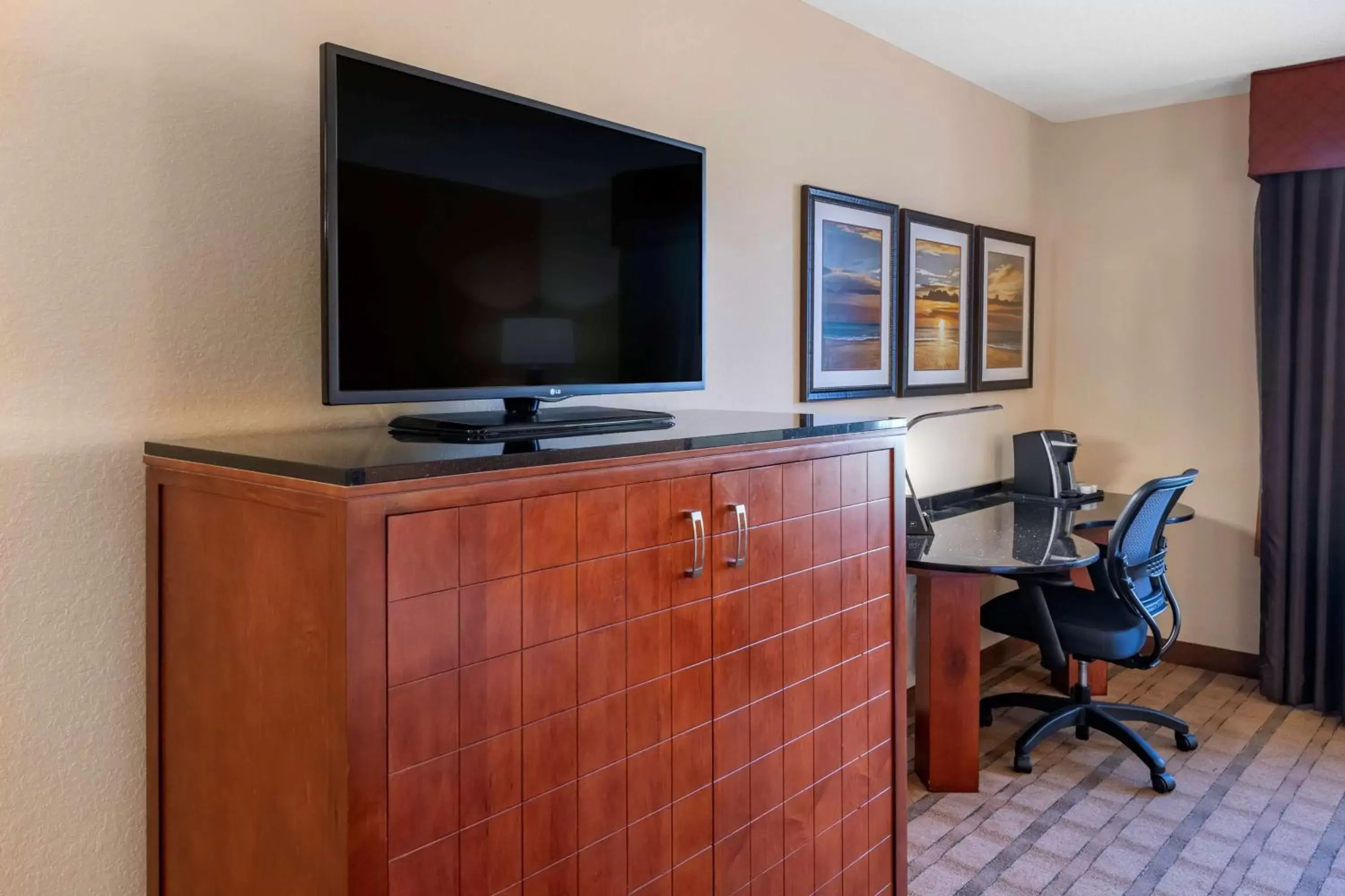 Photo of the whole room, TV/Entertainment Center in Best Western Plus Flagler Beach Area Inn & Suites