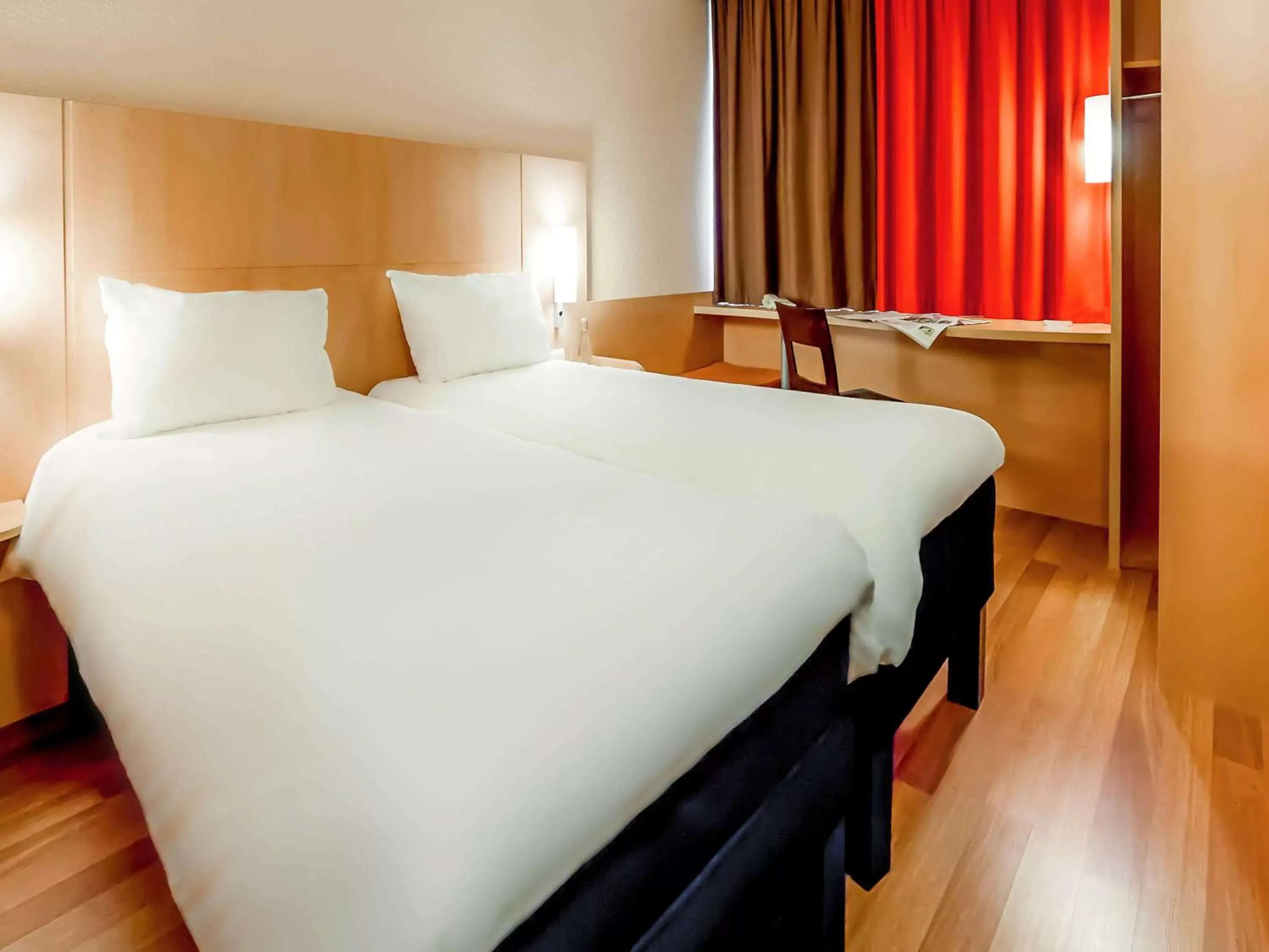 Photo of the whole room, Bed in ibis Vannes