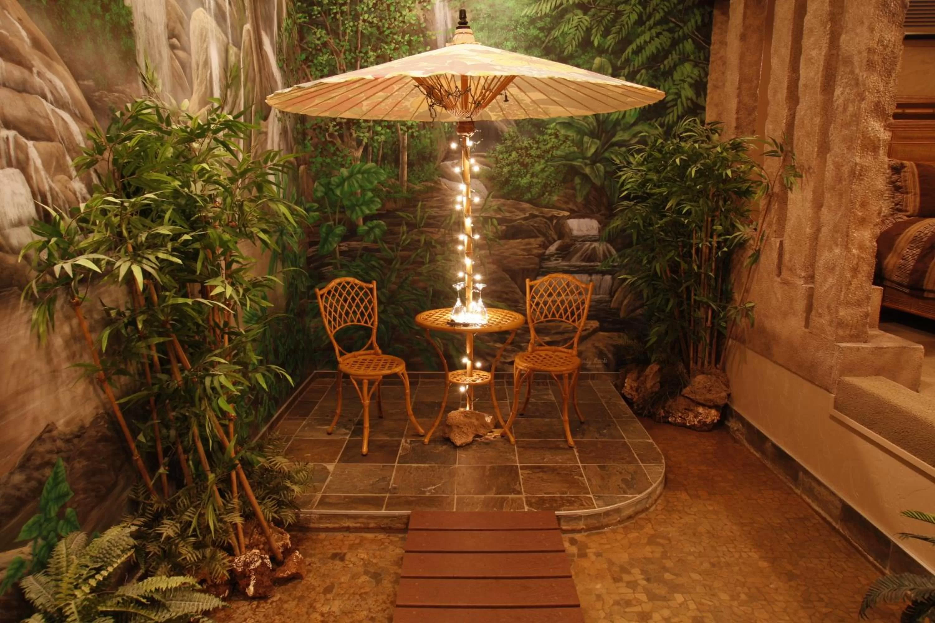 Lounge/Bar in Destinations Inn Theme Rooms