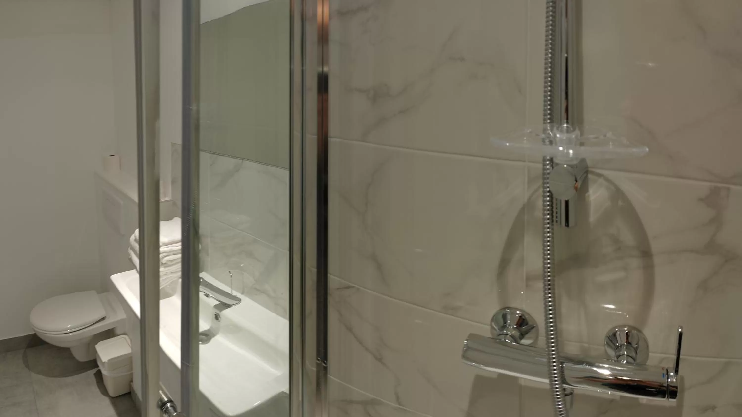 Bathroom in Fasthotel Well Inn Mâcon sud - un hôtel FH Confort