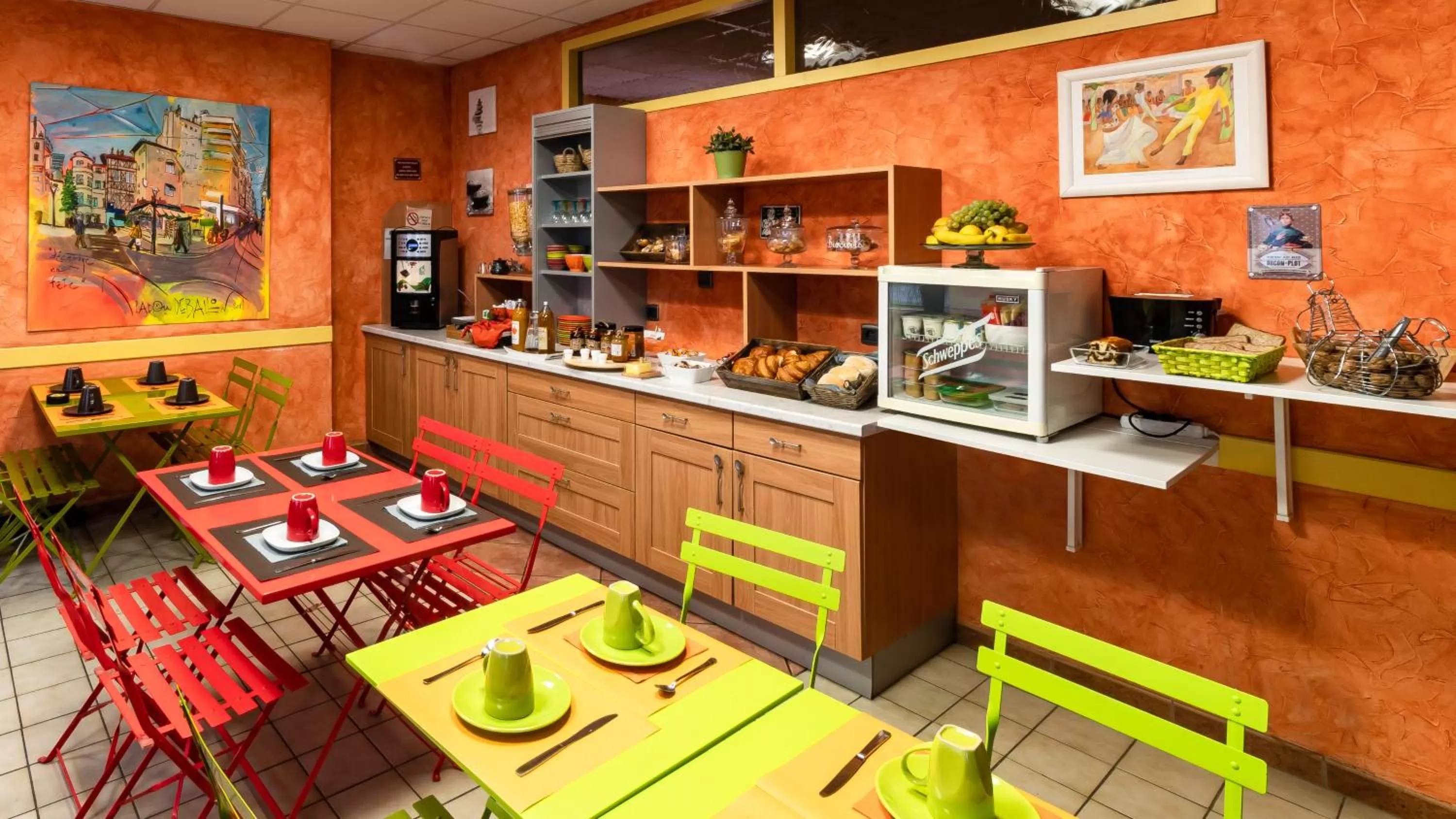 Food and drinks in Hôtel Furania