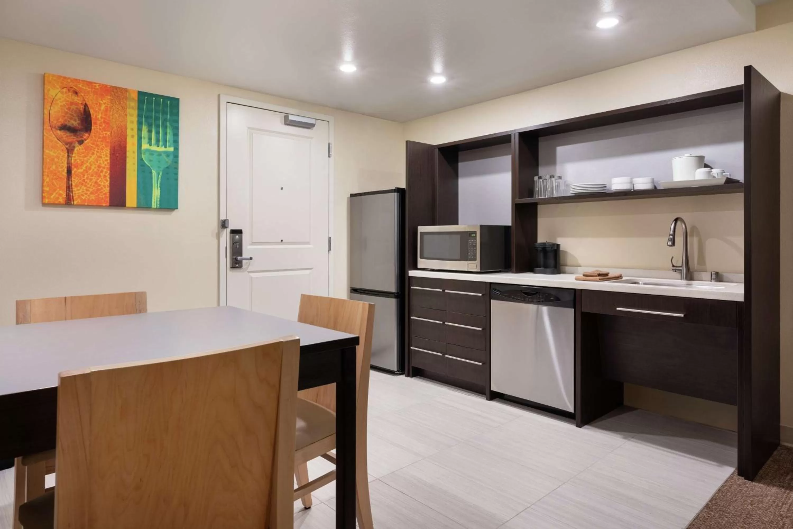 Kitchen or kitchenette in Home2 Suites by Hilton Anchorage/Midtown