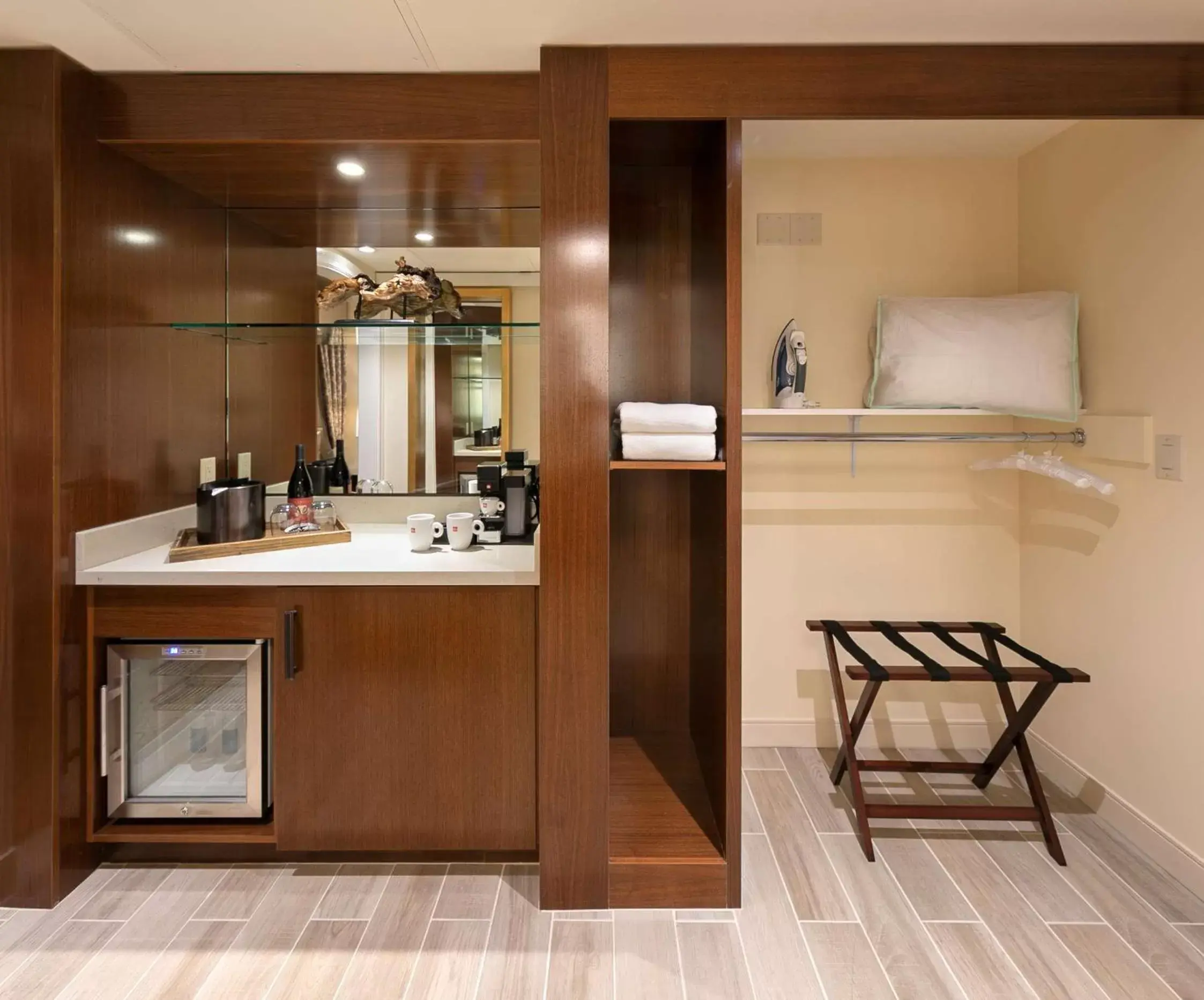 Bedroom, Kitchen/Kitchenette in Grand Reserve at The Meritage