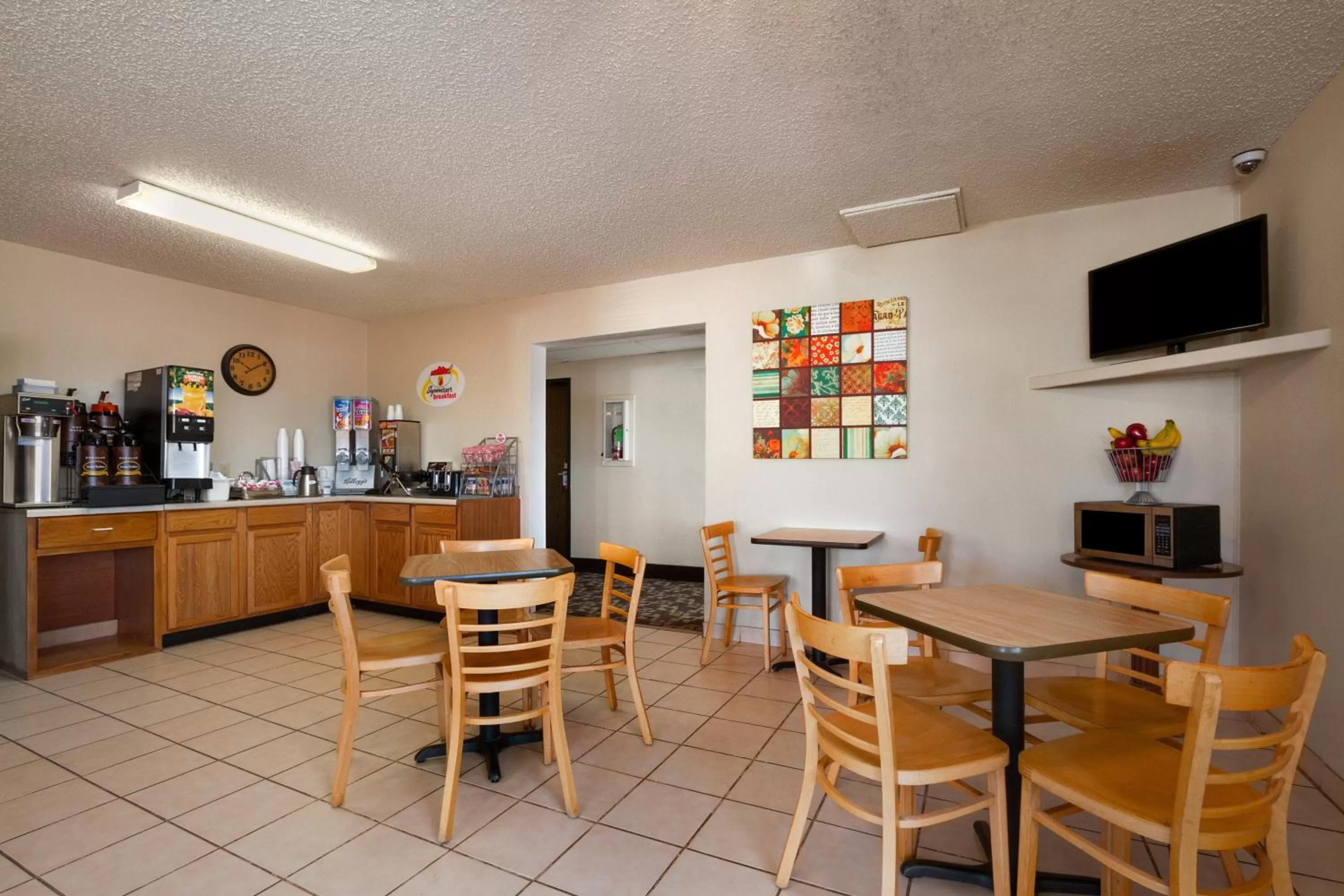 Dining area in Super 8 by Wyndham Blackwell