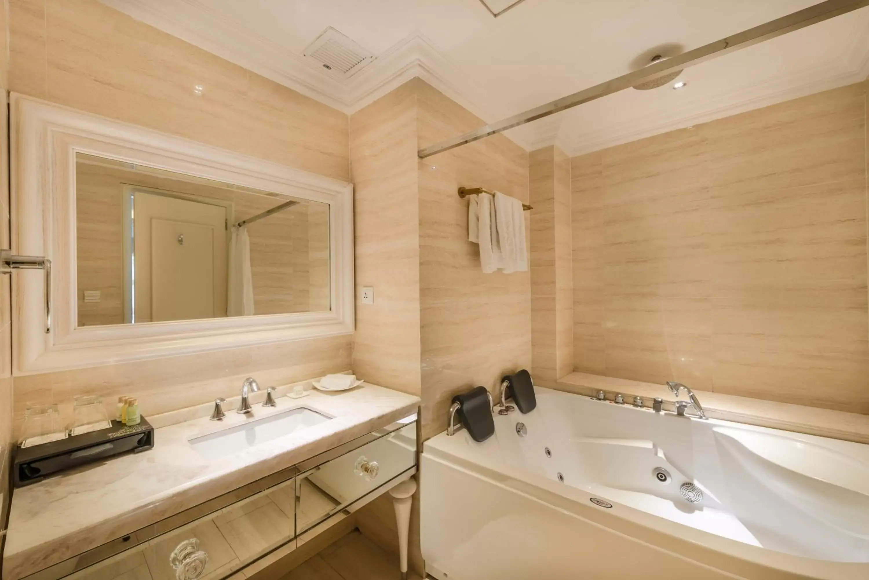 Bathroom in A&EM 280 Le Thanh Ton Hotel & Spa