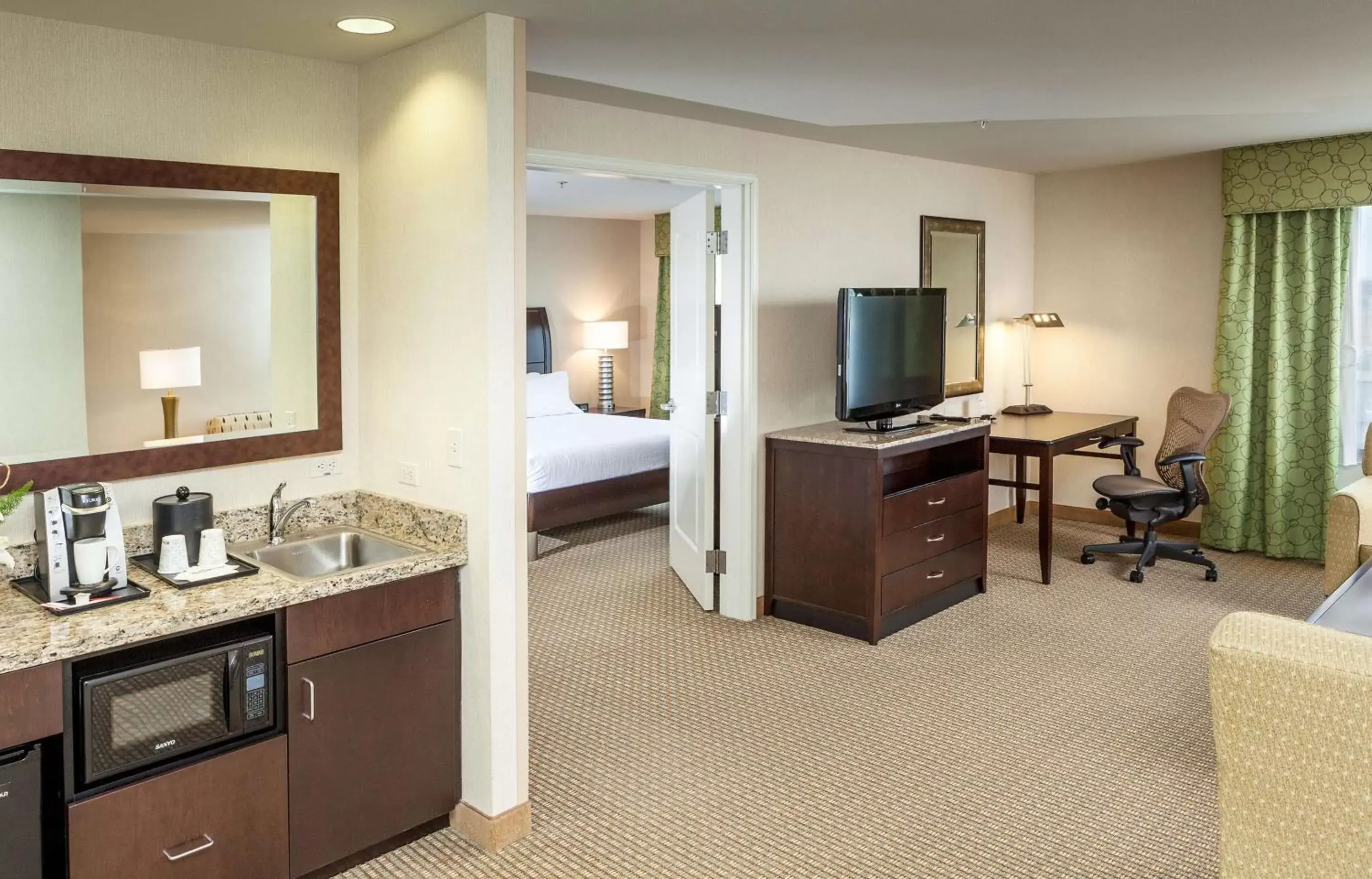 Bed, TV/Entertainment Center in Hilton Garden Inn Eugene/Springfield