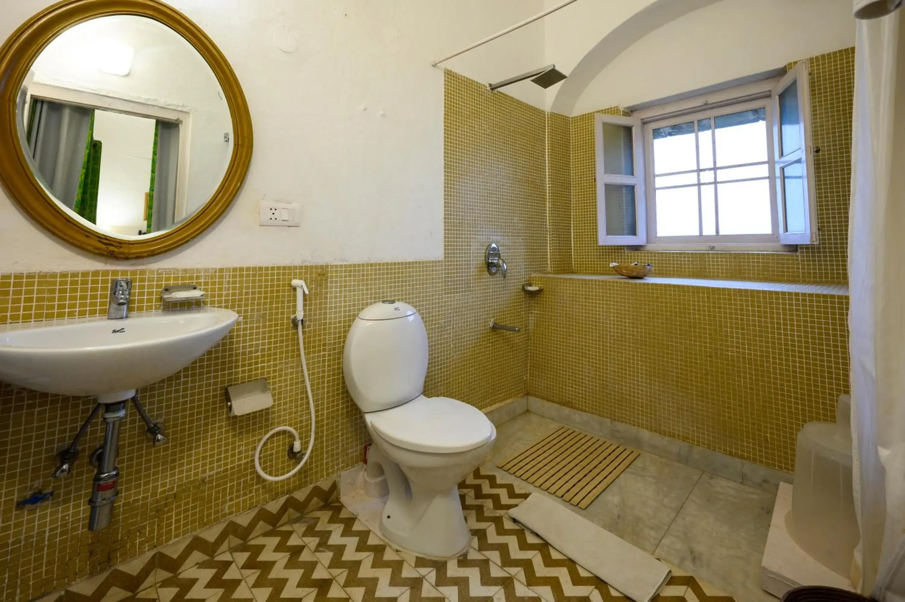 Bathroom in Neemrana's Hill Fort Kesroli