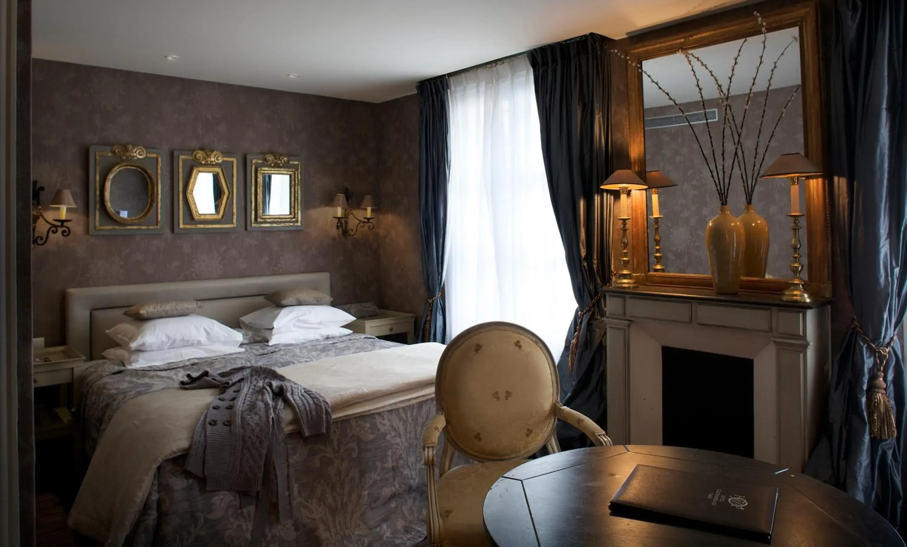 Bed in Chateaubriand Hotel