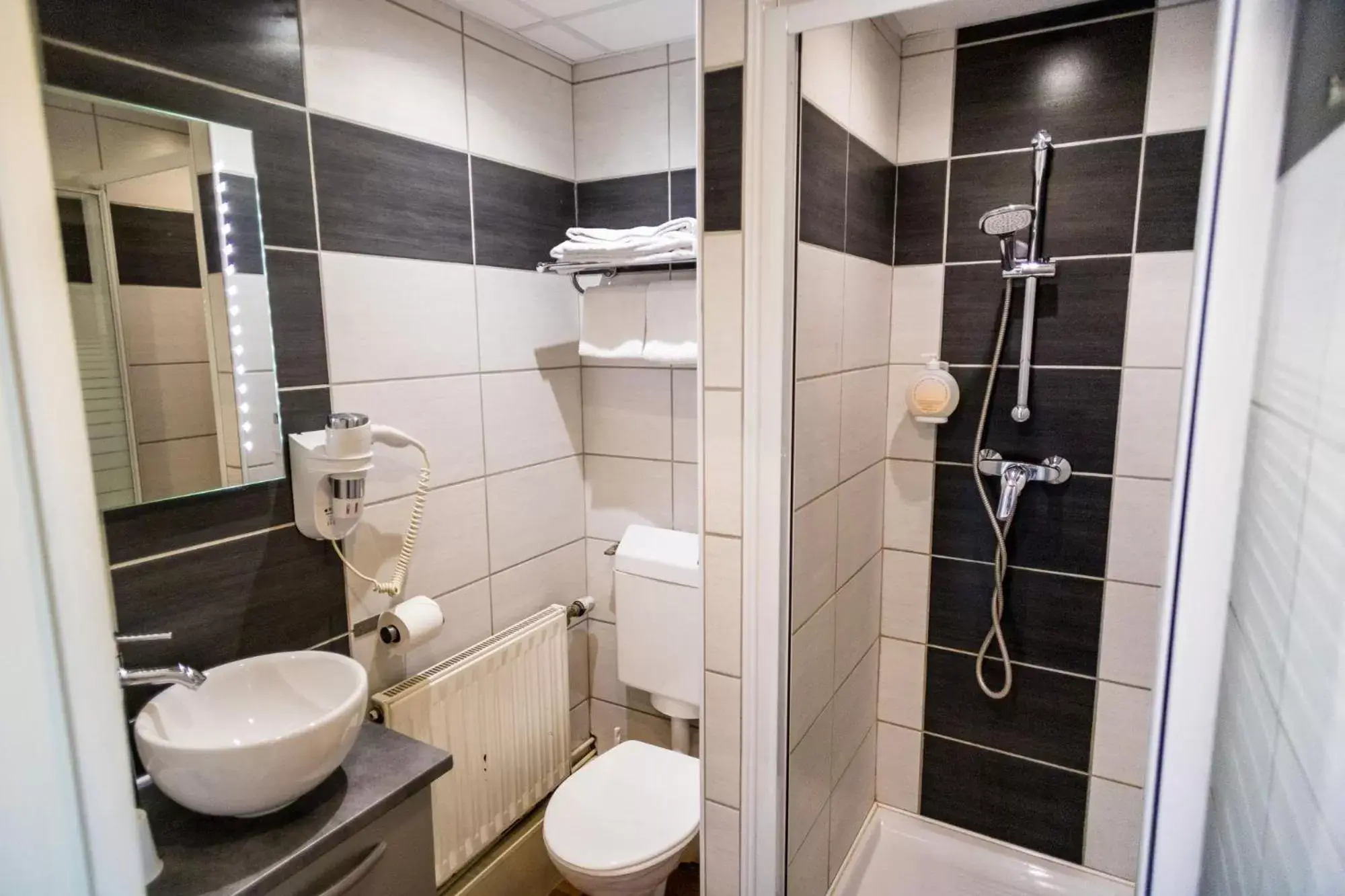 Shower, Bathroom in The Originals Boutique, Hôtel Neptune, Berck-sur-Mer (Inter-Hotel)