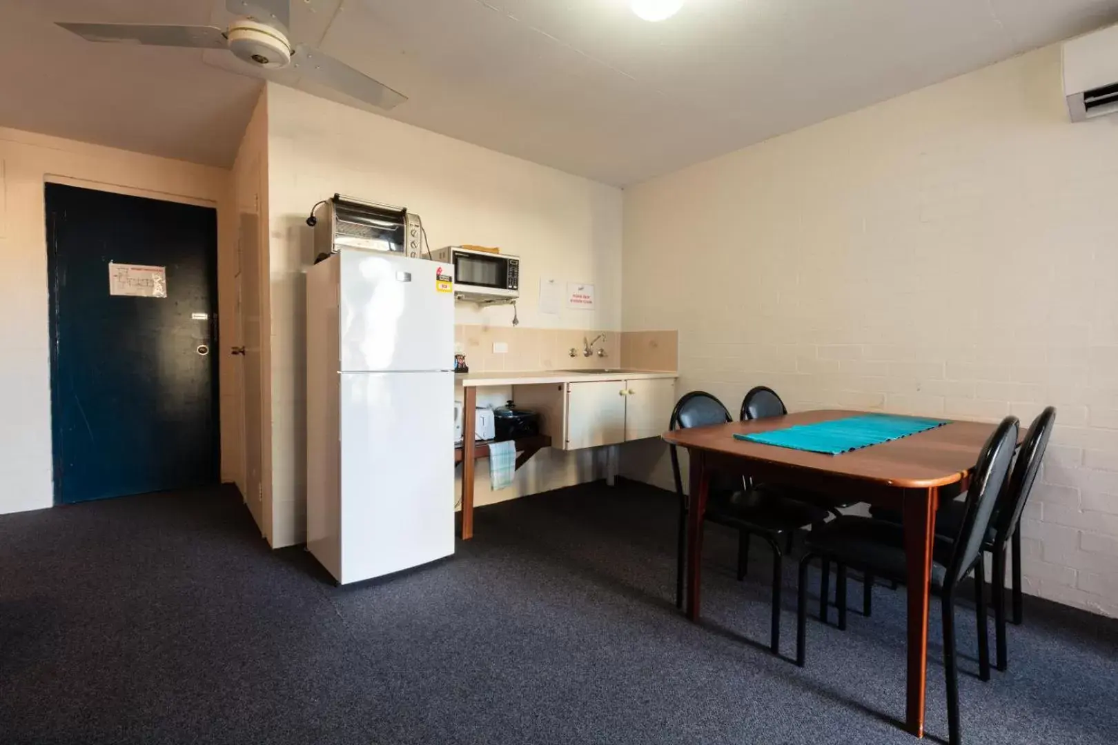 Kitchen or kitchenette, Dining Area in Sails Geraldton Accommodation