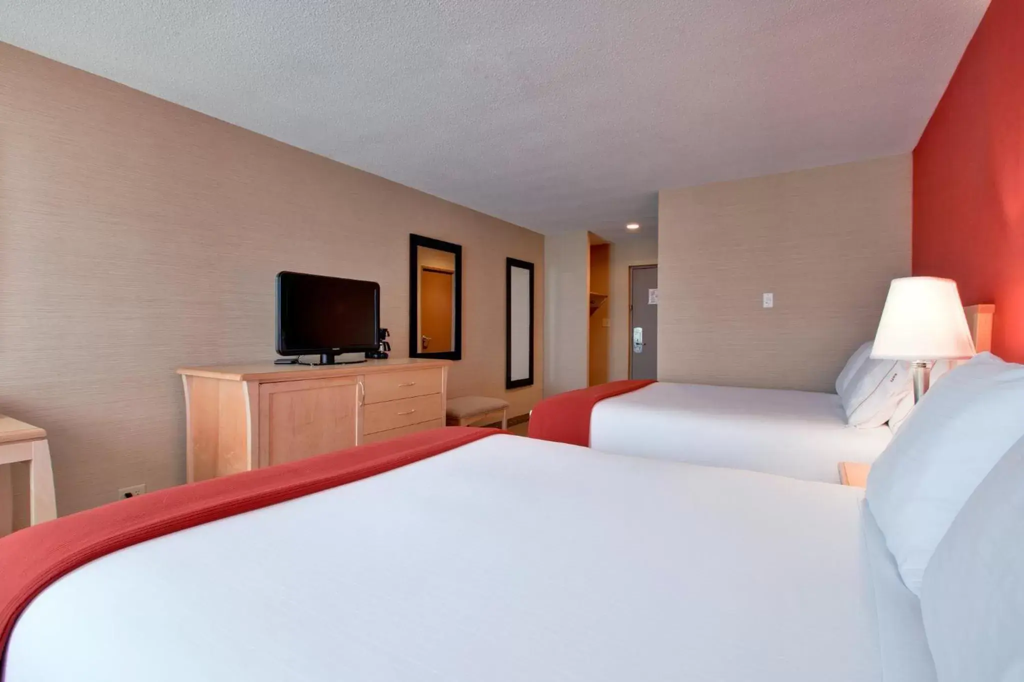 Photo of the whole room, Bed in Holiday Inn Express Hotel & Suites Chatham South, an IHG Hotel