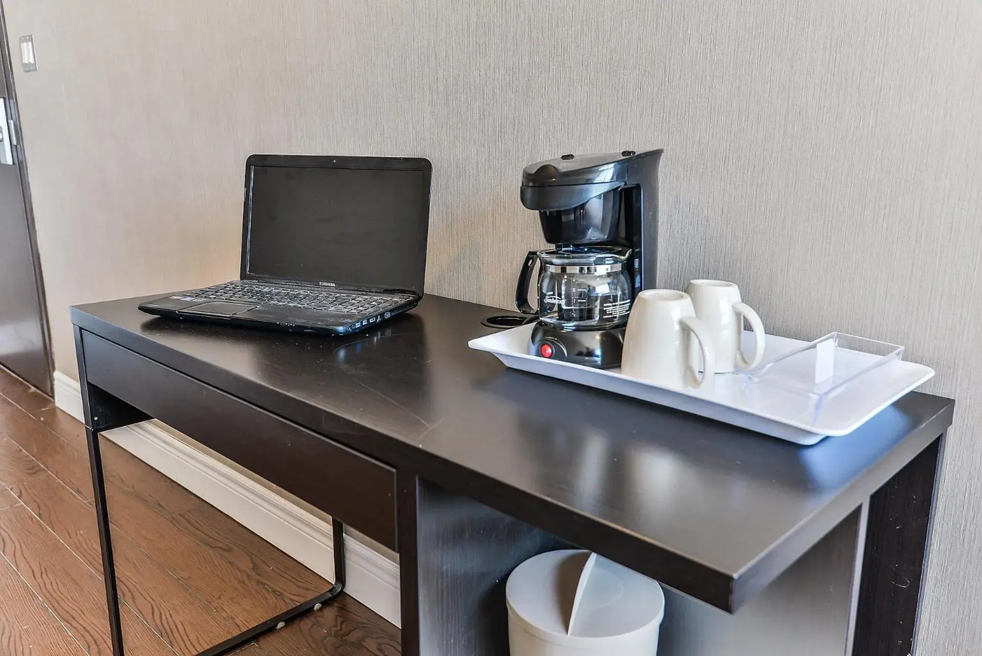Coffee/tea facilities in NU Hotel Toronto Airport