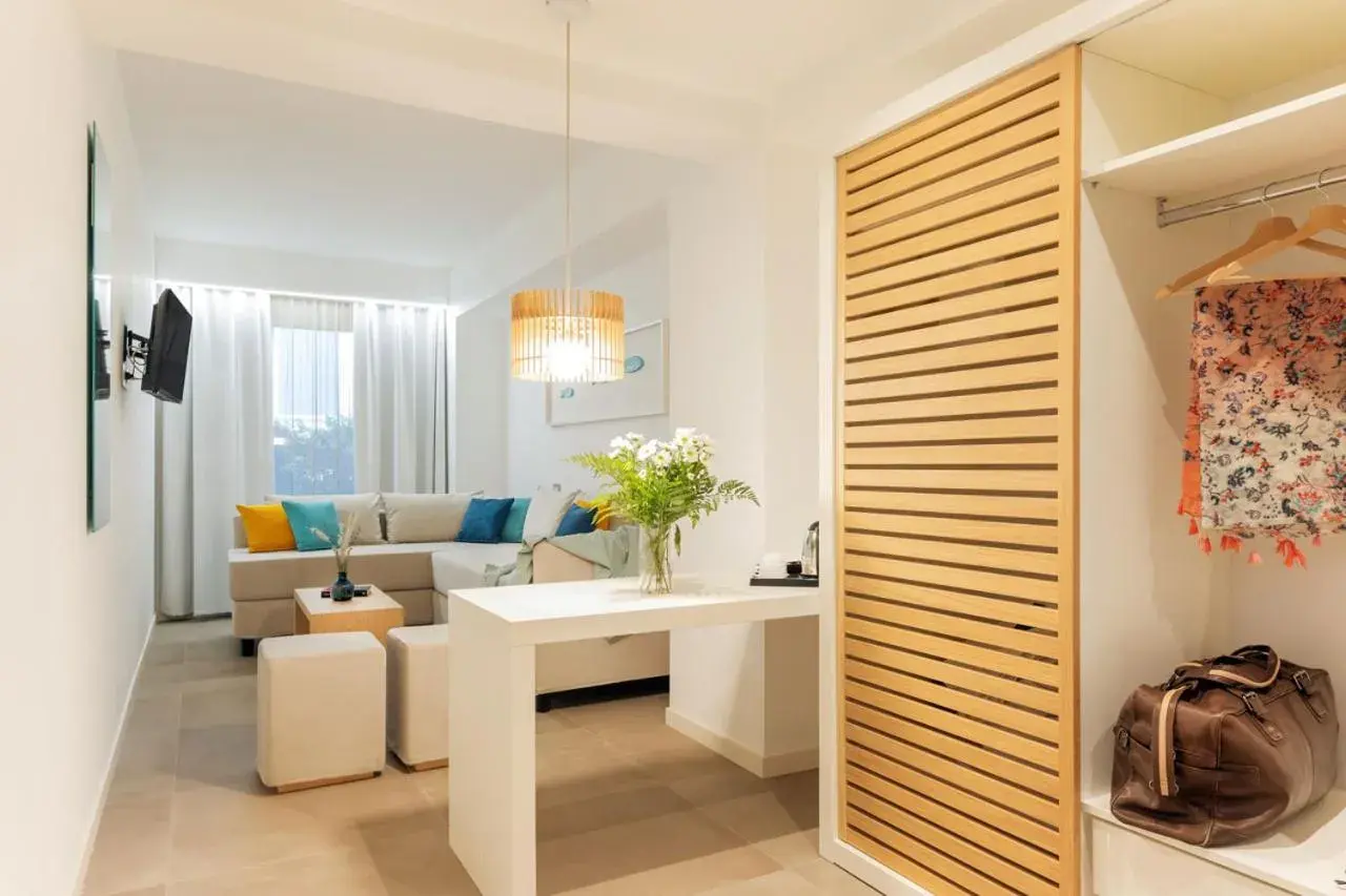 Bedroom, Seating Area in Albatros Beach Hotel