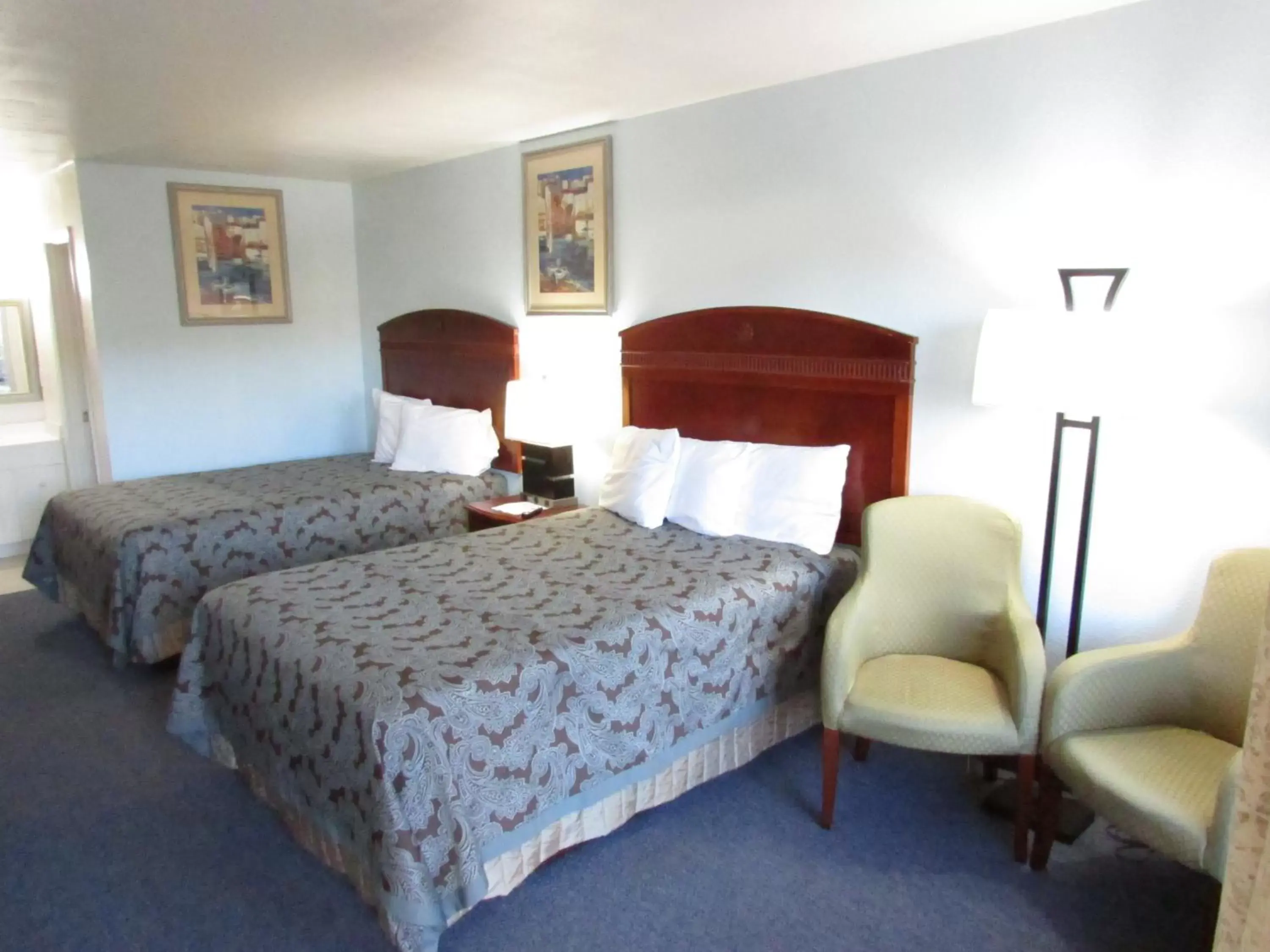 Bed in Parsons Inn and Extended Stay