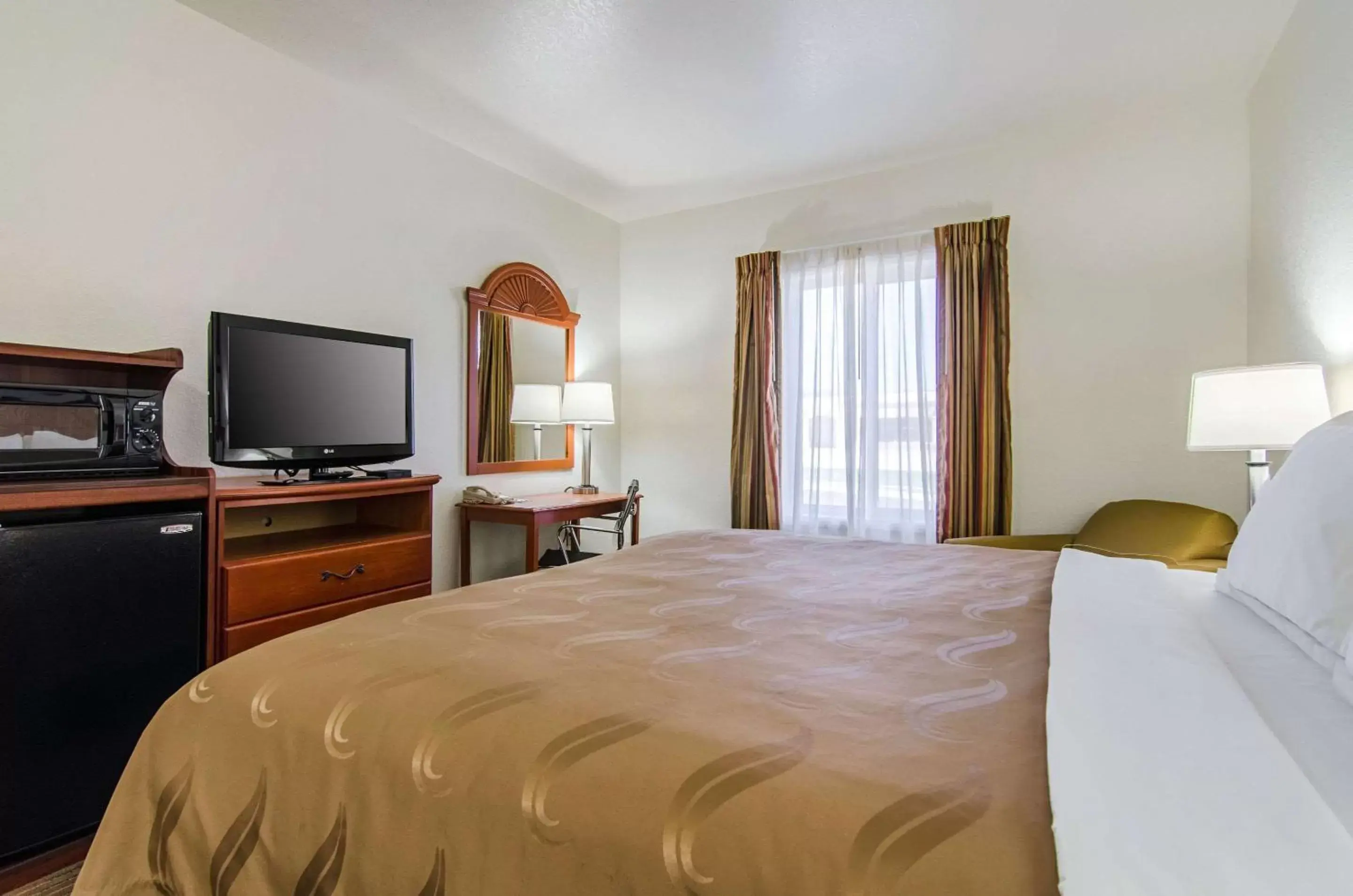 Photo of the whole room, Bed in Quality Inn Junction City near Fort Riley