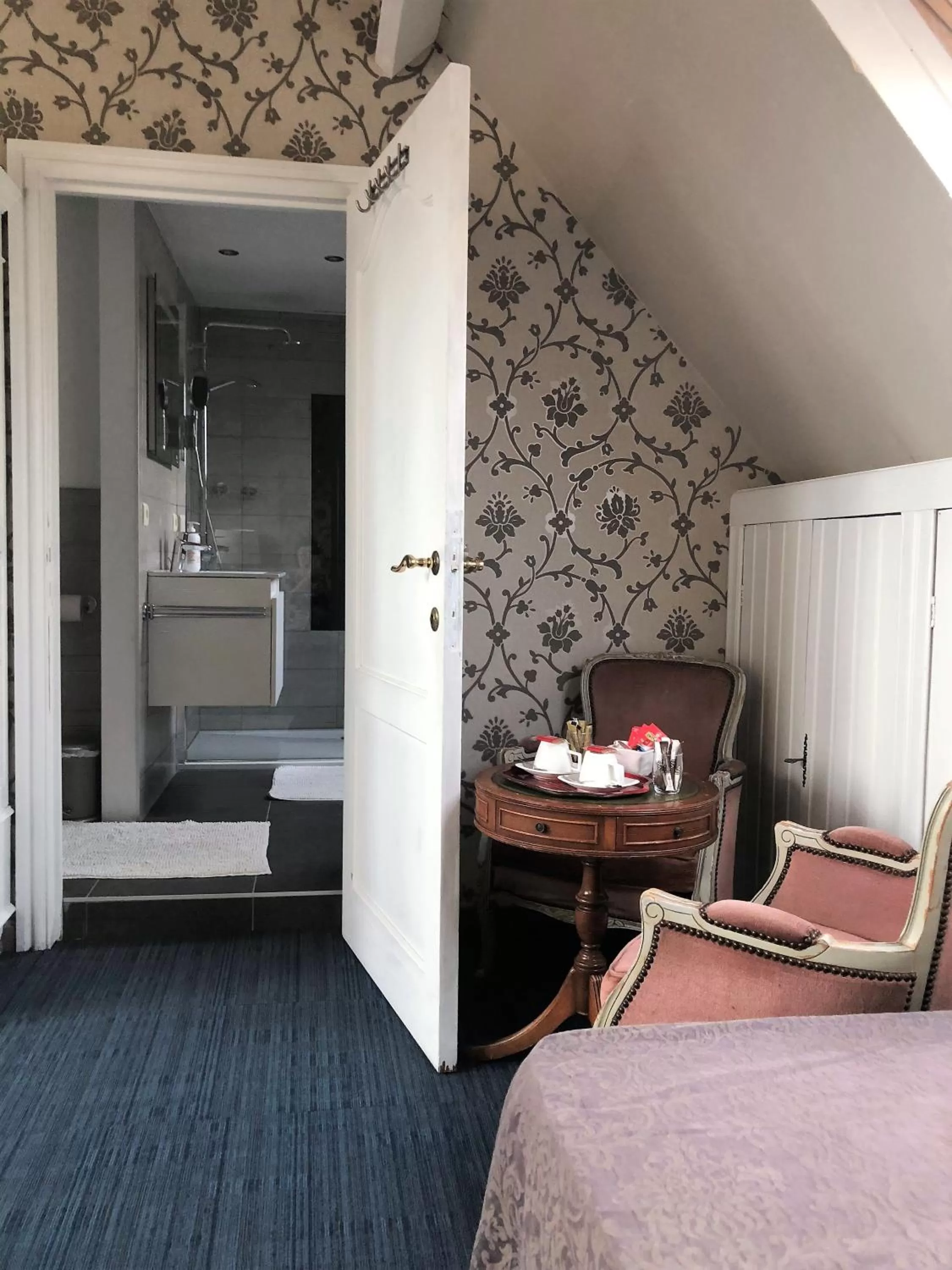 Bathroom, Bed in B&B Coupure