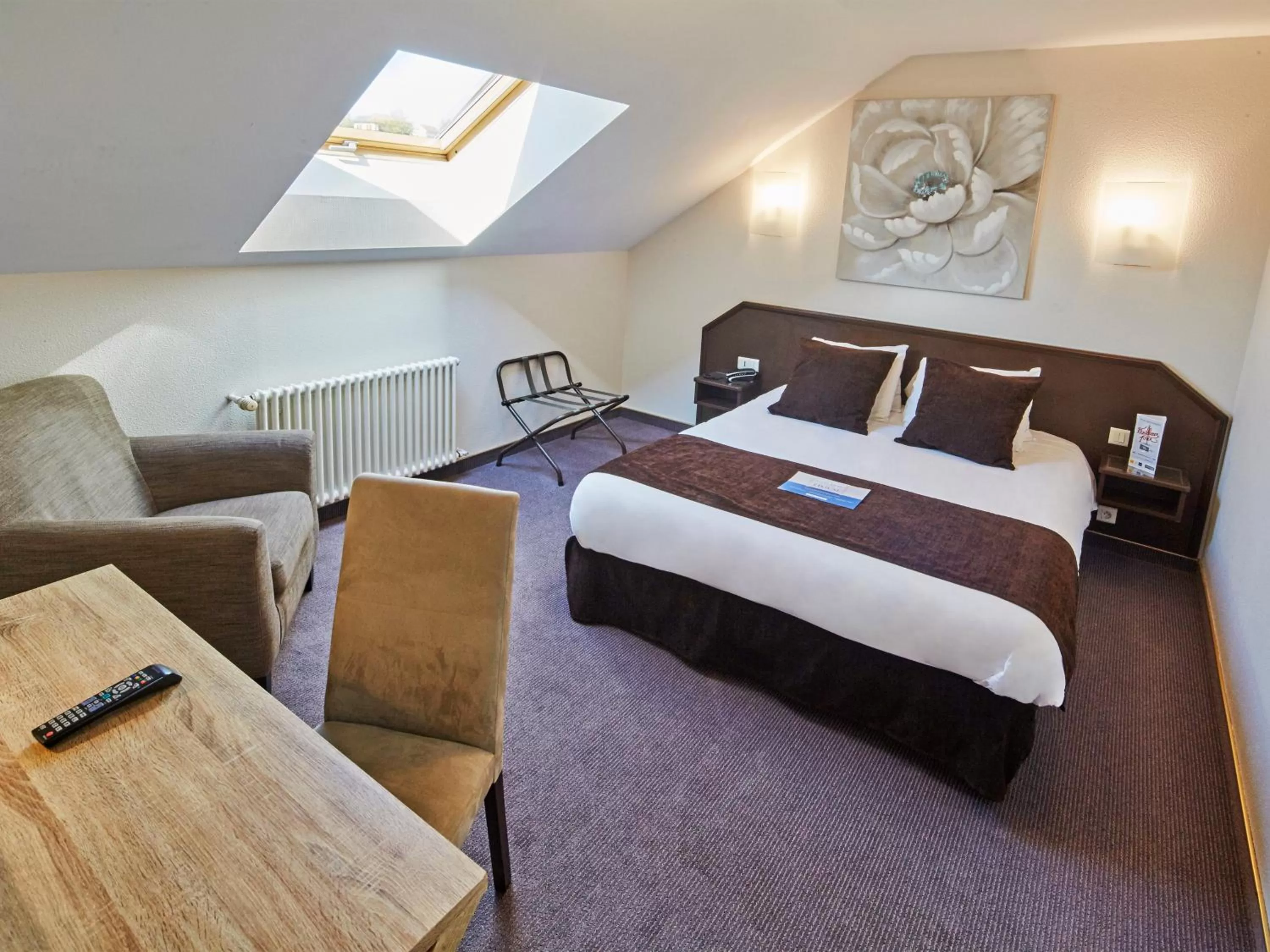 Bedroom, Bed in Campanile Epinal Centre - Gare