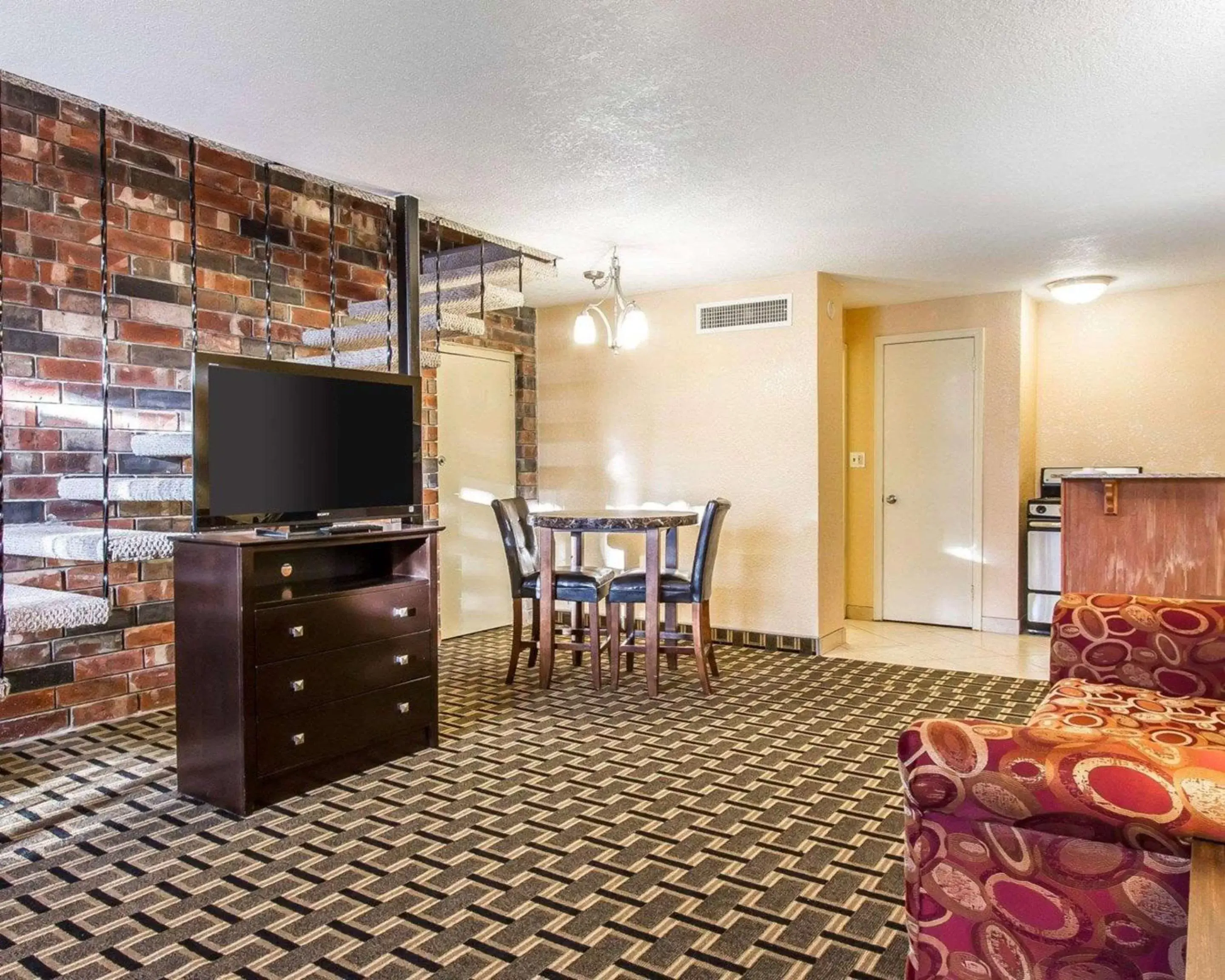 Photo of the whole room, TV/Entertainment Center in Quality Inn Ada near University