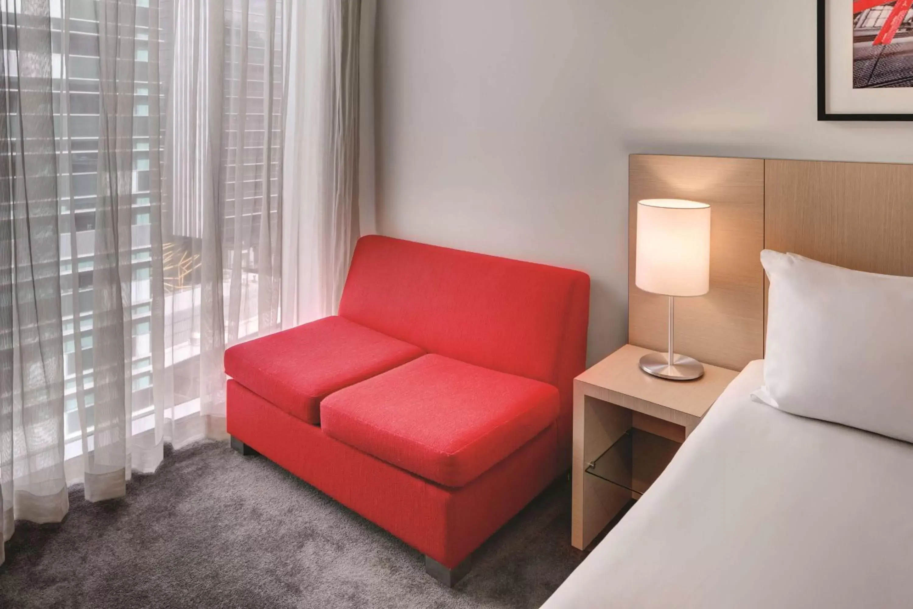 Bedroom, Seating Area in Travelodge Hotel Melbourne Docklands