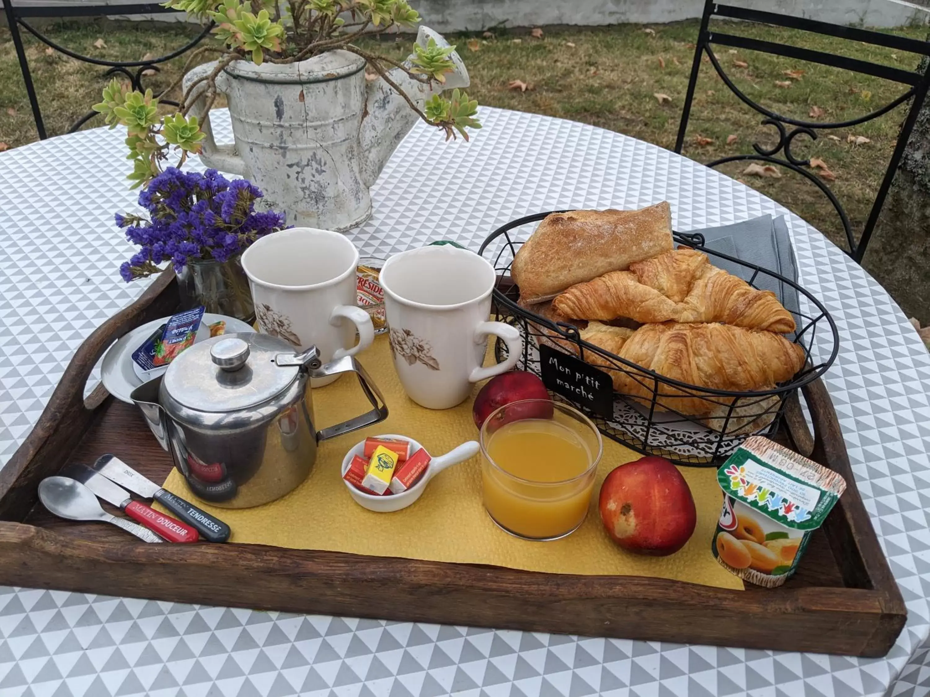 Breakfast in Hôtel Studios Les Acacias