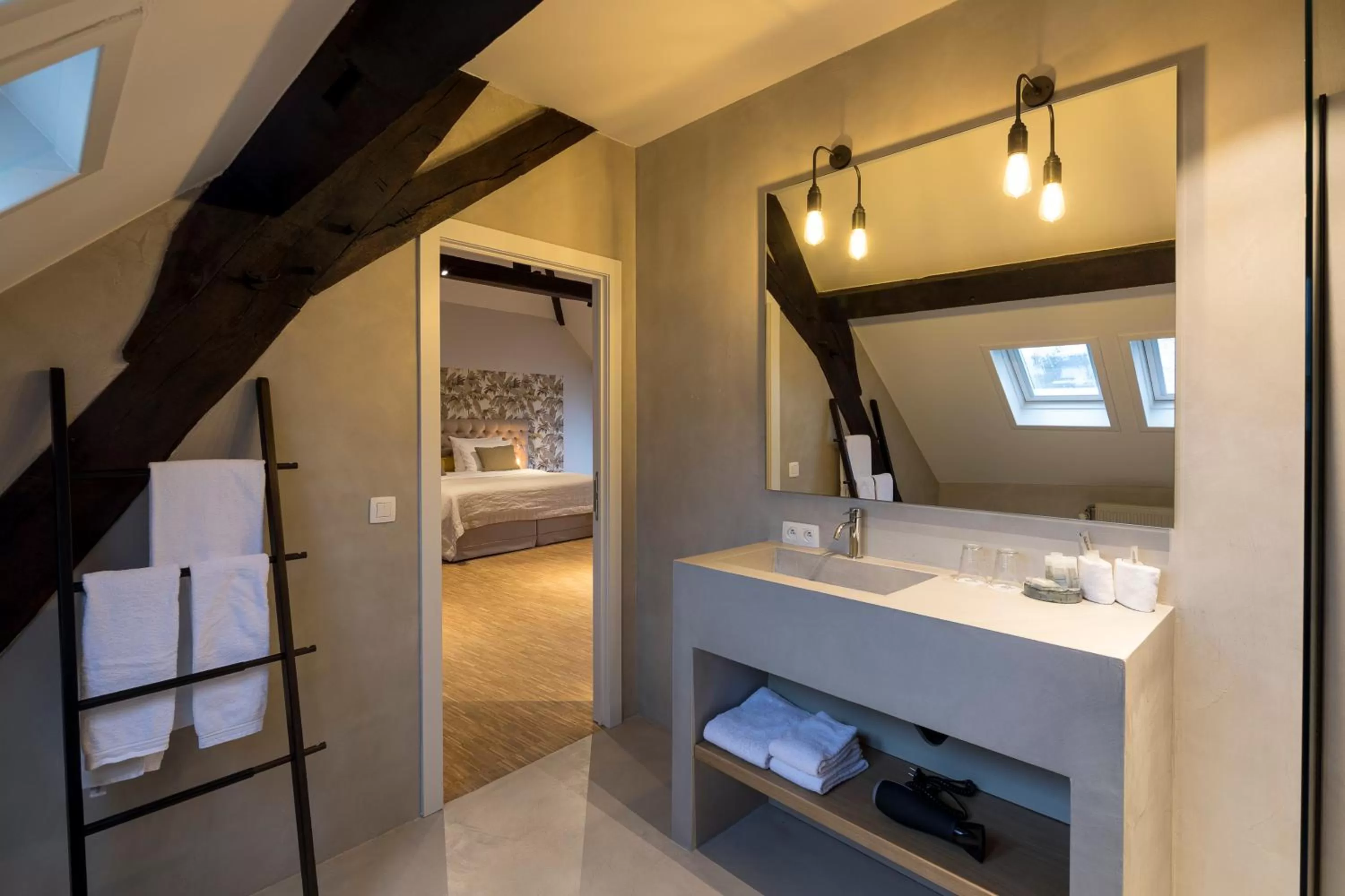 Bathroom, Bed in Hotel 'T Sandt