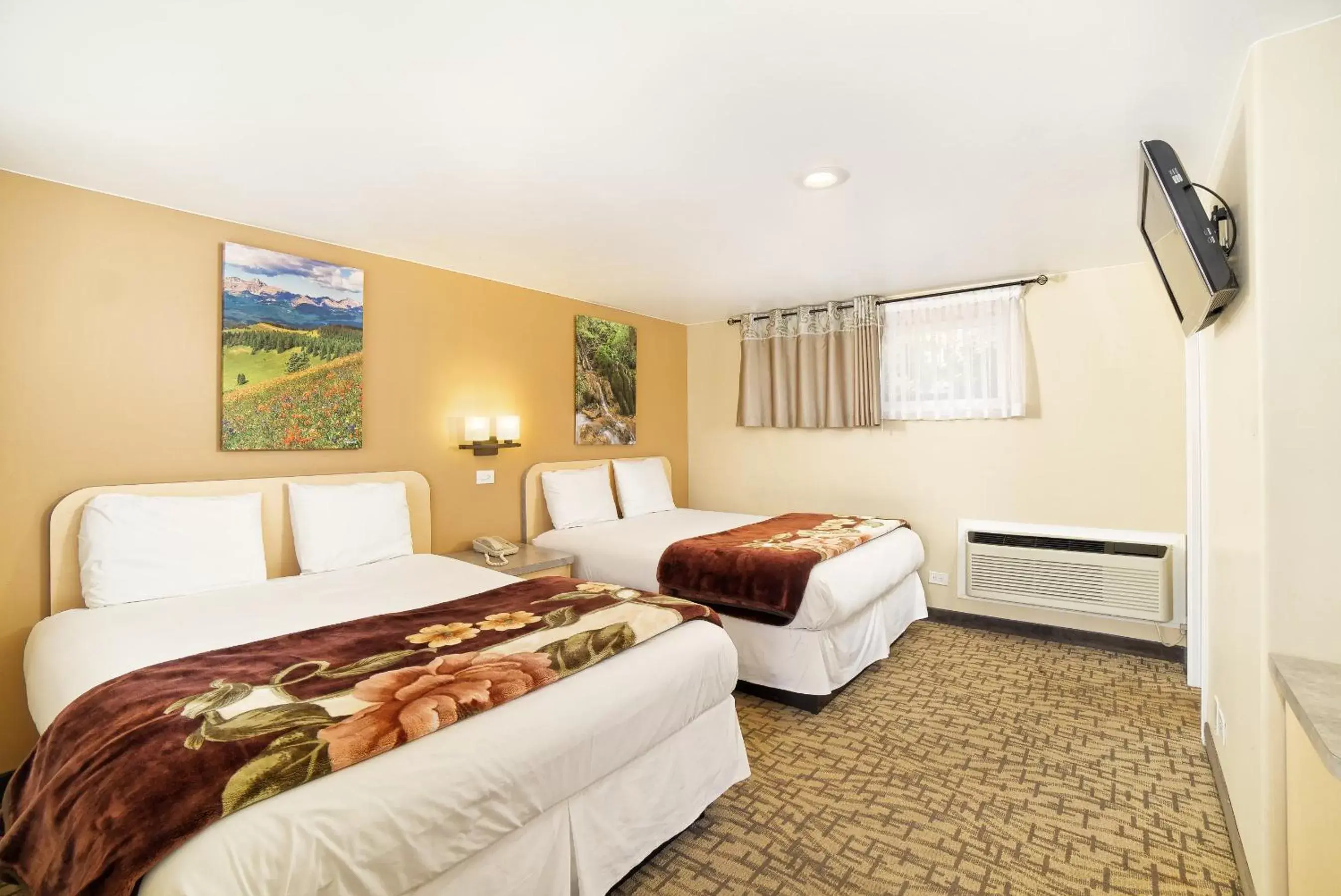 Photo of the whole room, Bed in Glenwood Springs Inn
