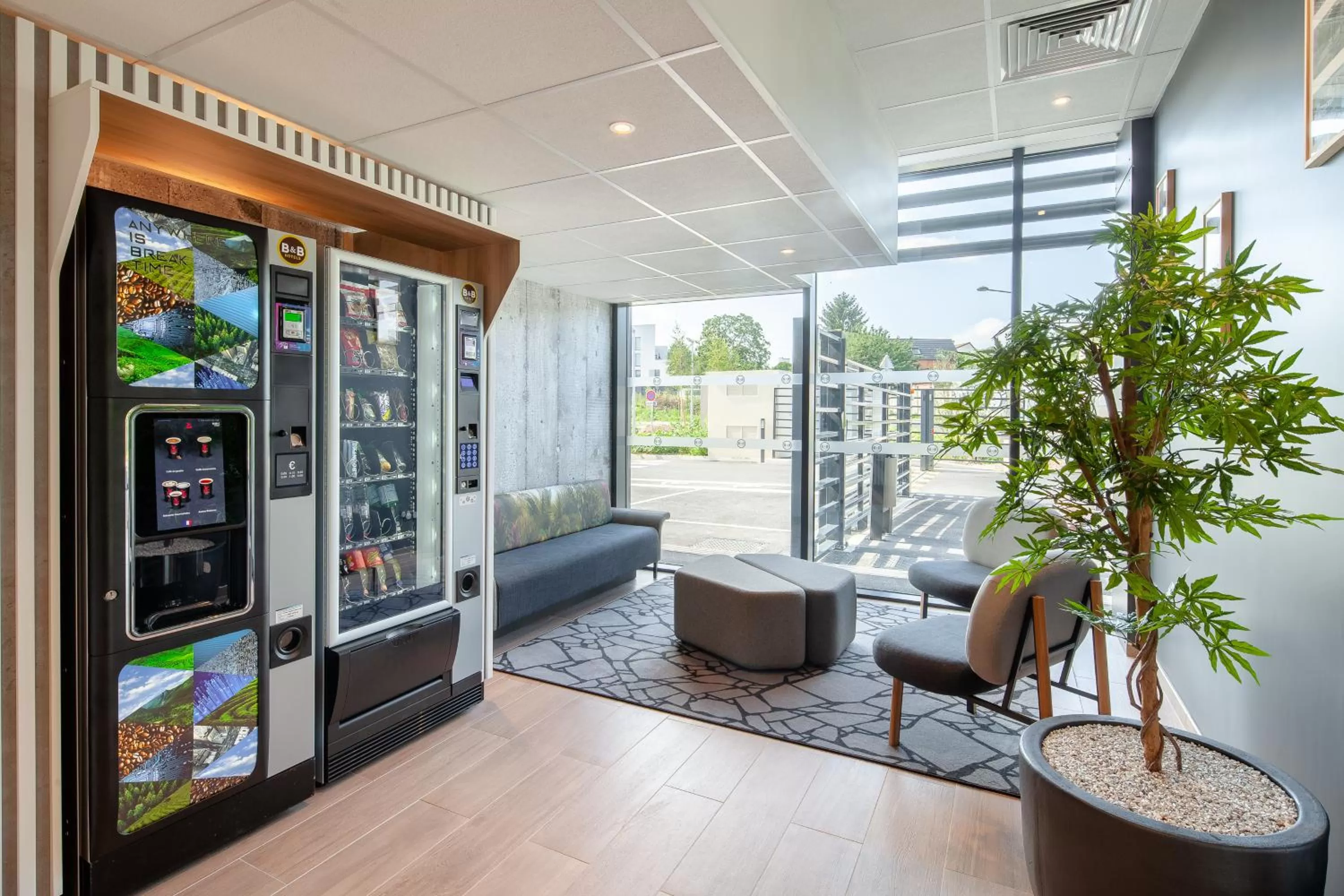 Food and drinks in B&B HOTEL Igny Palaiseau