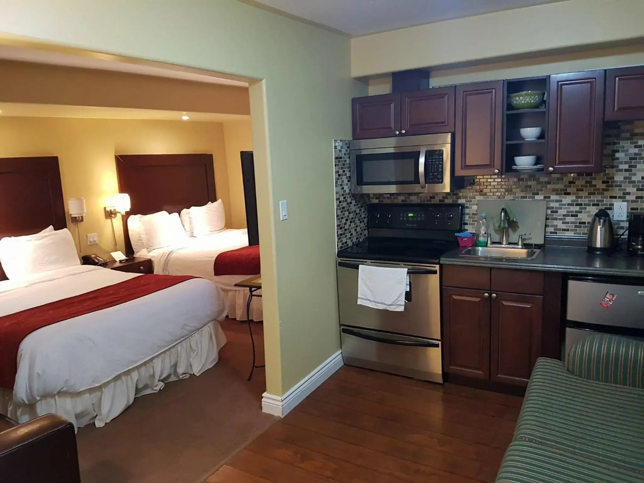 Coffee/tea facilities, Kitchen/Kitchenette in Bayside Inn & Waterfront Suites