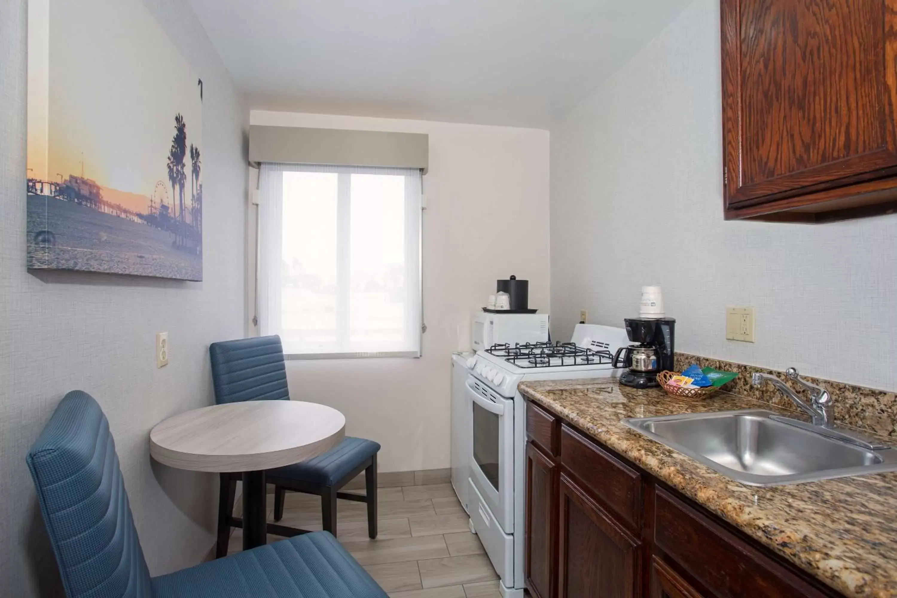 Photo of the whole room, Kitchen/Kitchenette in SureStay Hotel by Best Western Santa Monica