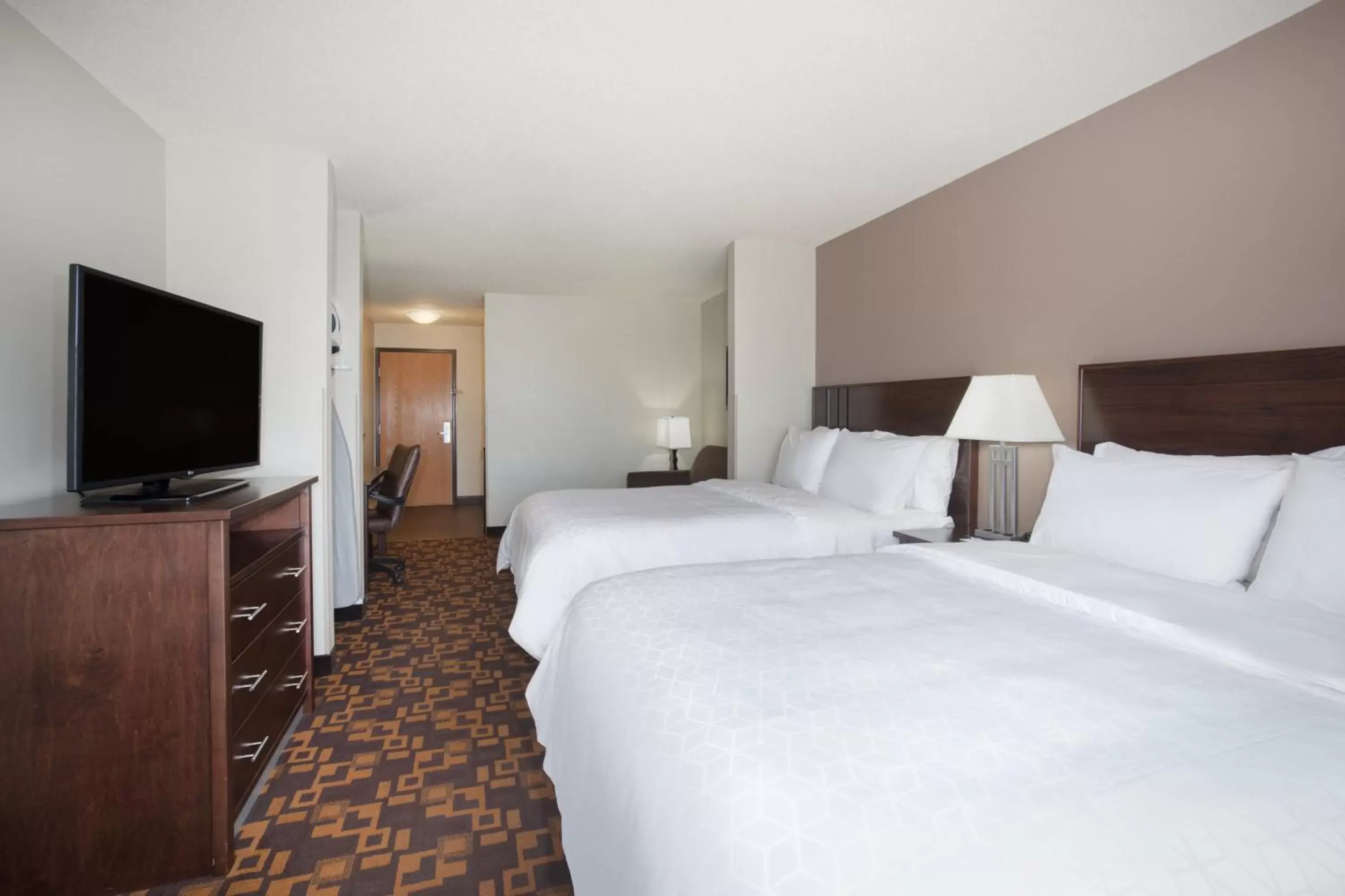 Bedroom, Bed in Holiday Inn Express & Suites Yankton, an IHG Hotel