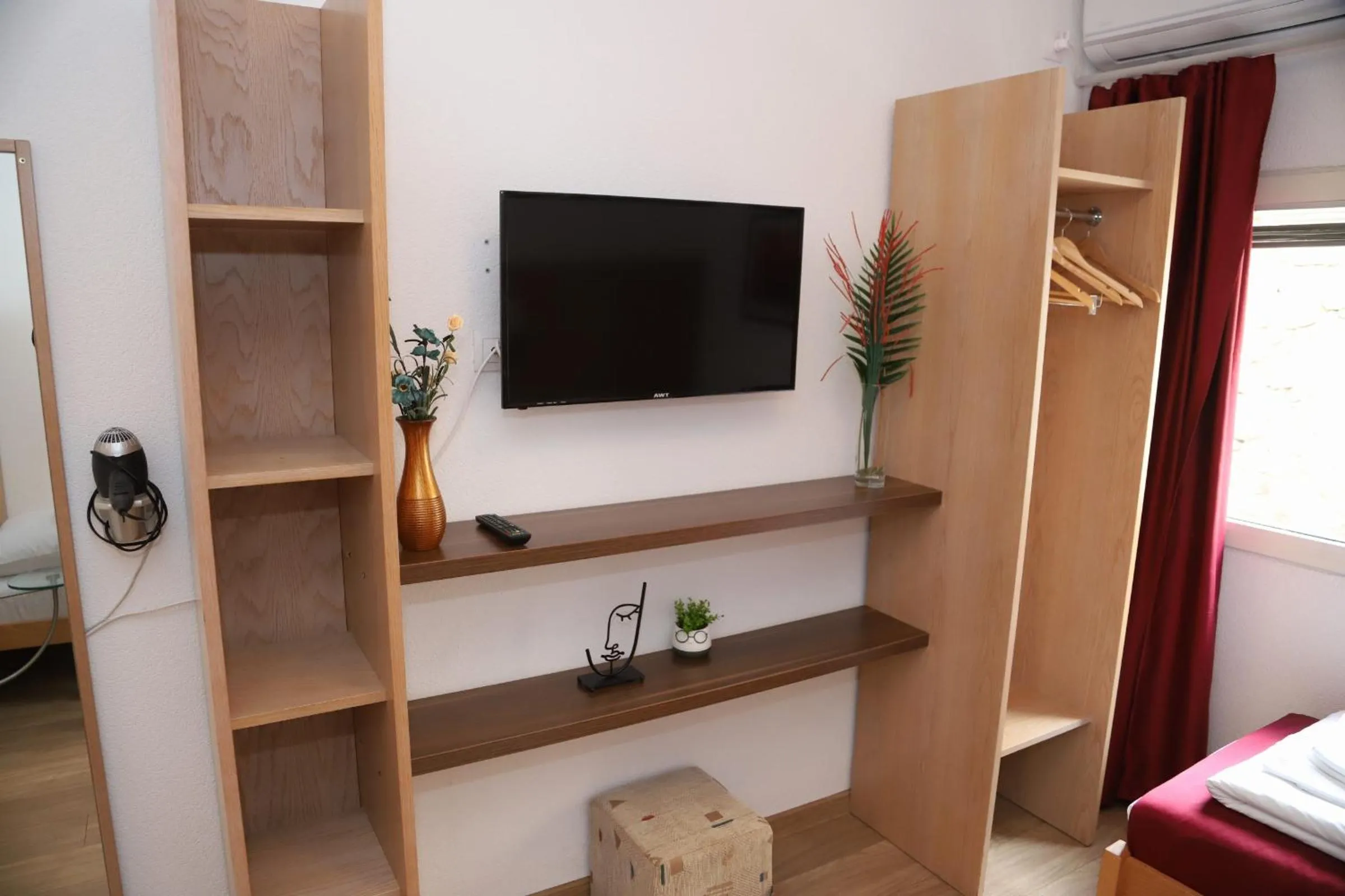 TV and multimedia, TV/Entertainment Center in Motel Deny