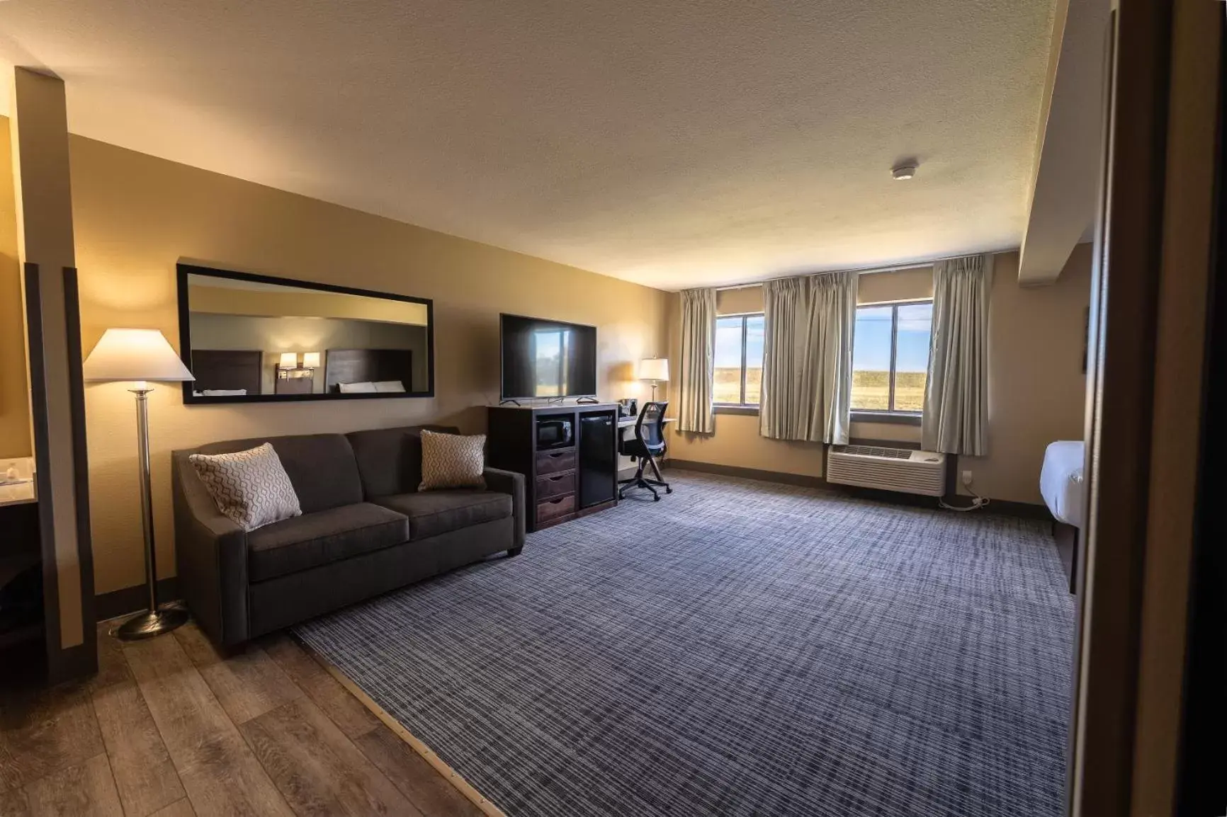 Bed, TV/Entertainment Center in Cobblestone Inn & Suites - Trenton