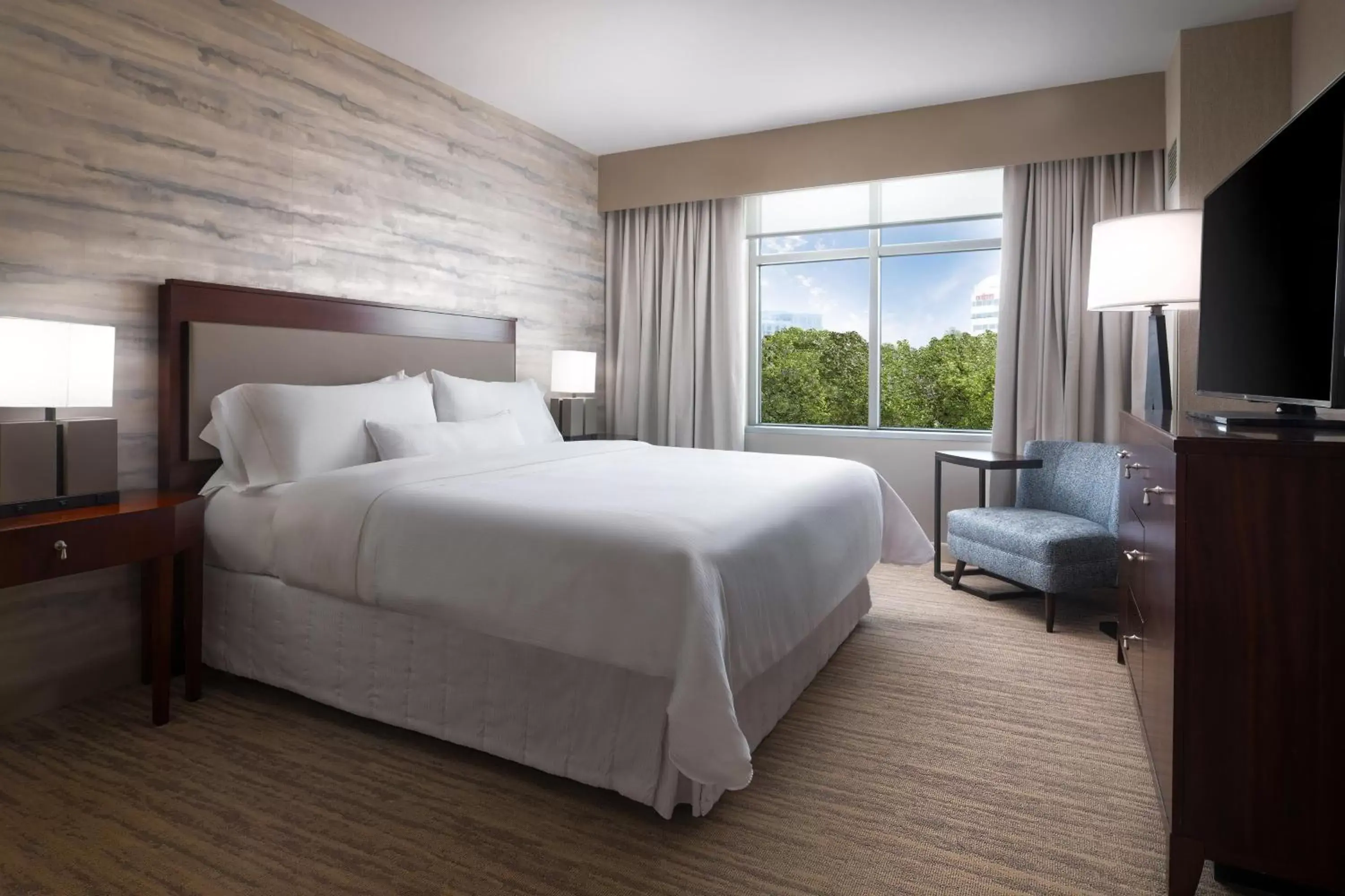 Photo of the whole room, Bed in The Westin Reston Heights