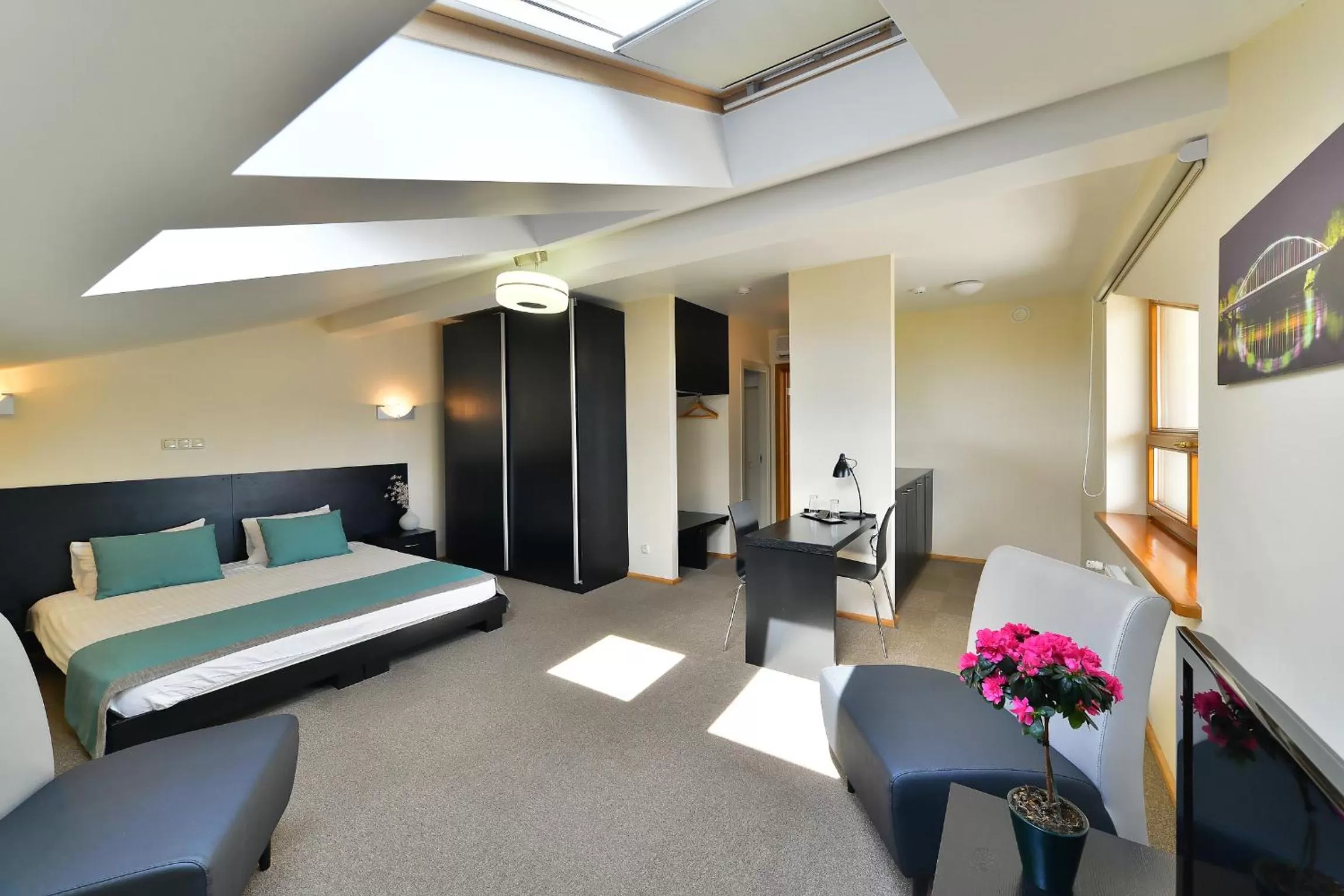 Bed, Seating Area in Hotel Vantis Riverside