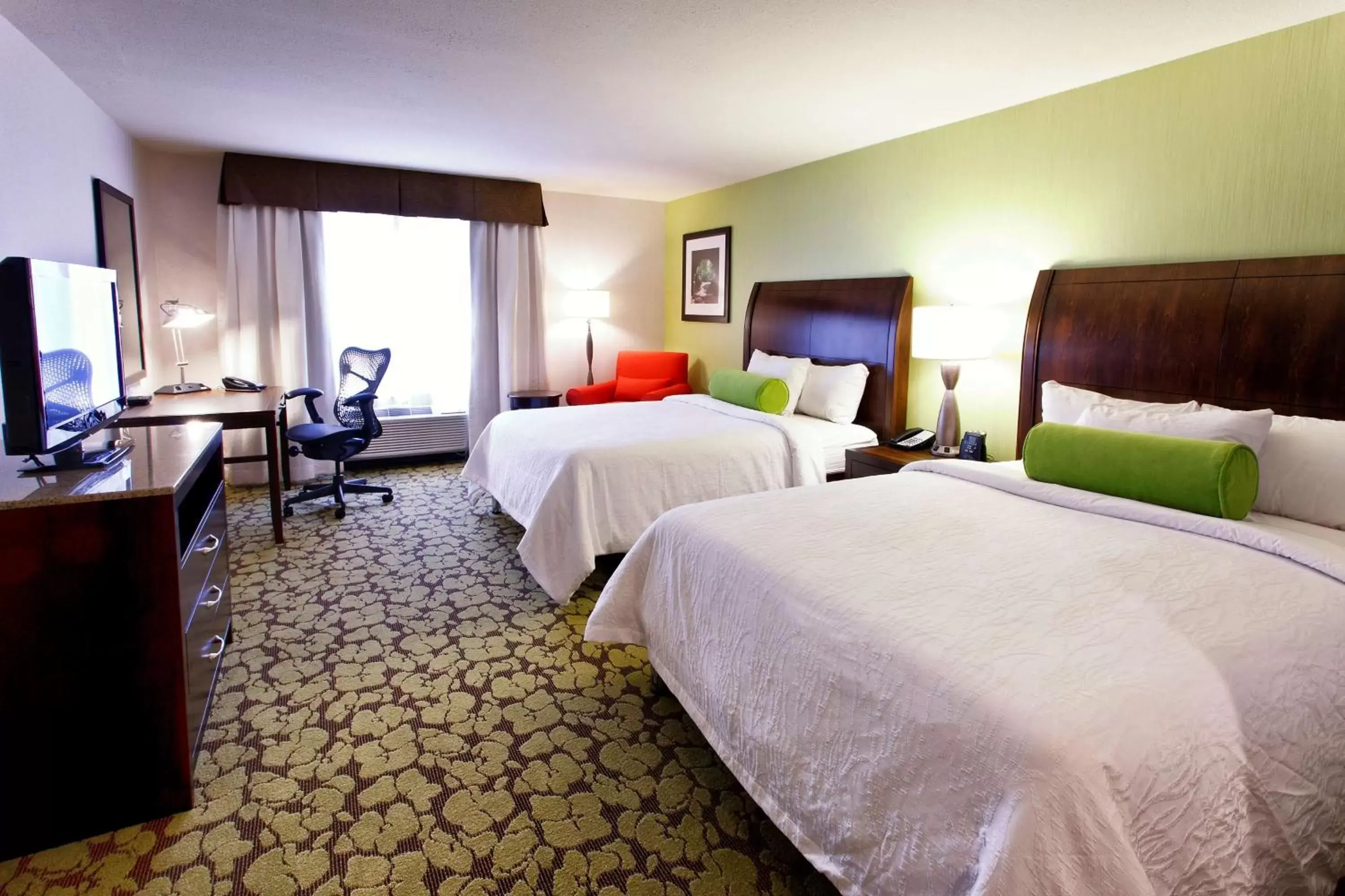 Bed in Hilton Garden Inn New York/Staten Island