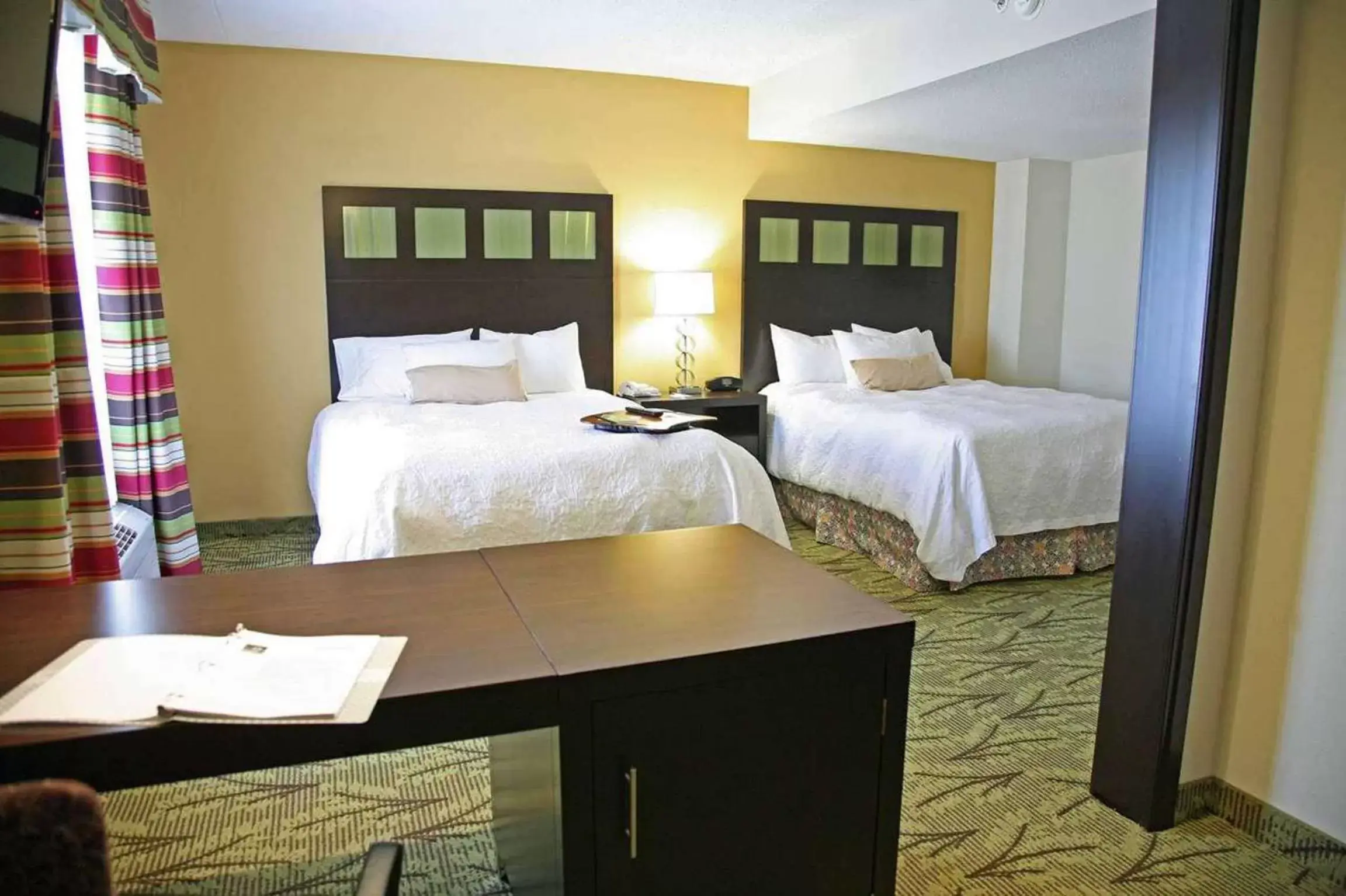 Bed in Hampton Inn & Suites Tulsa-Woodland Hills