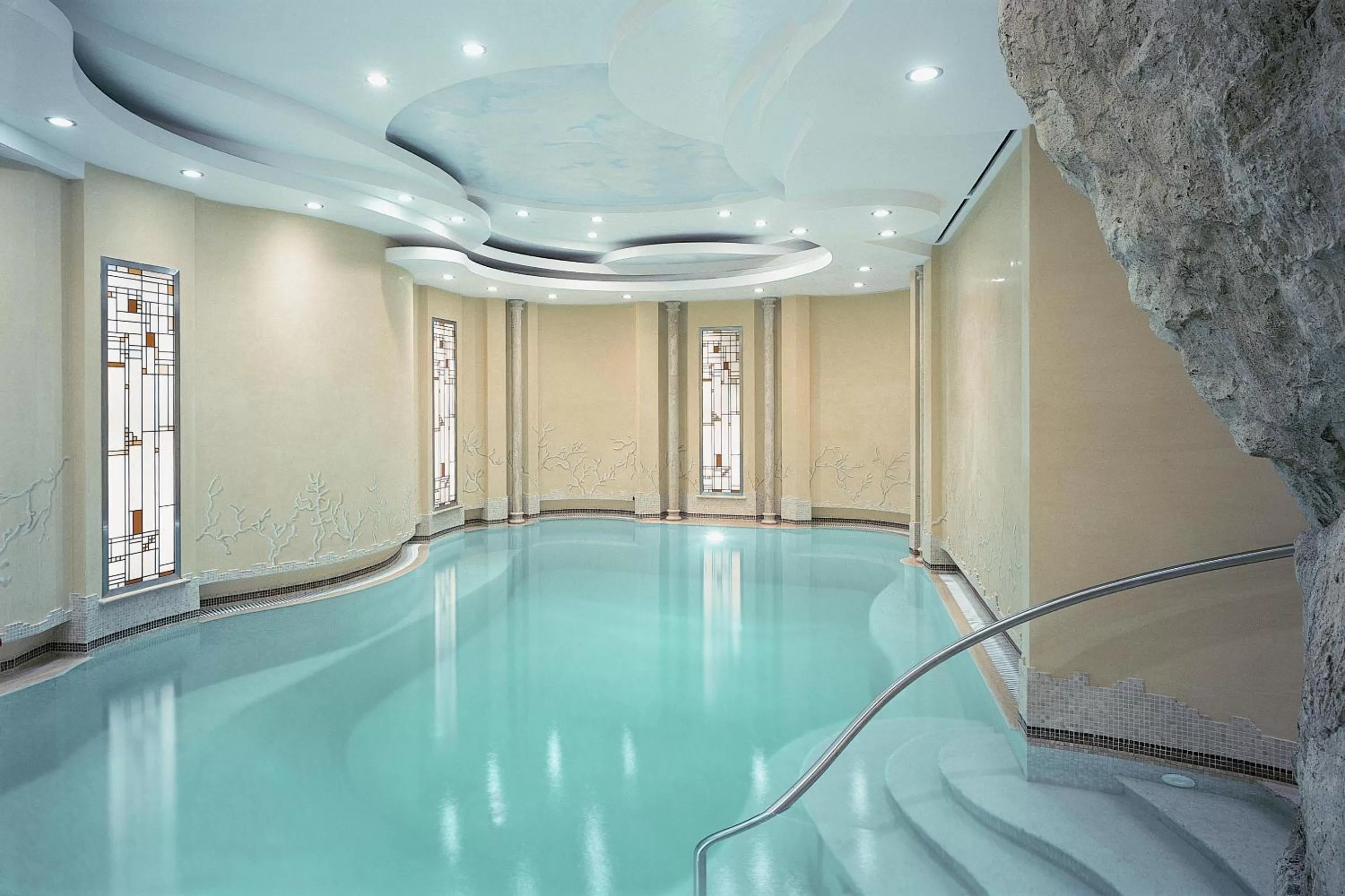 Swimming pool in Grand Hotel Vesuvio