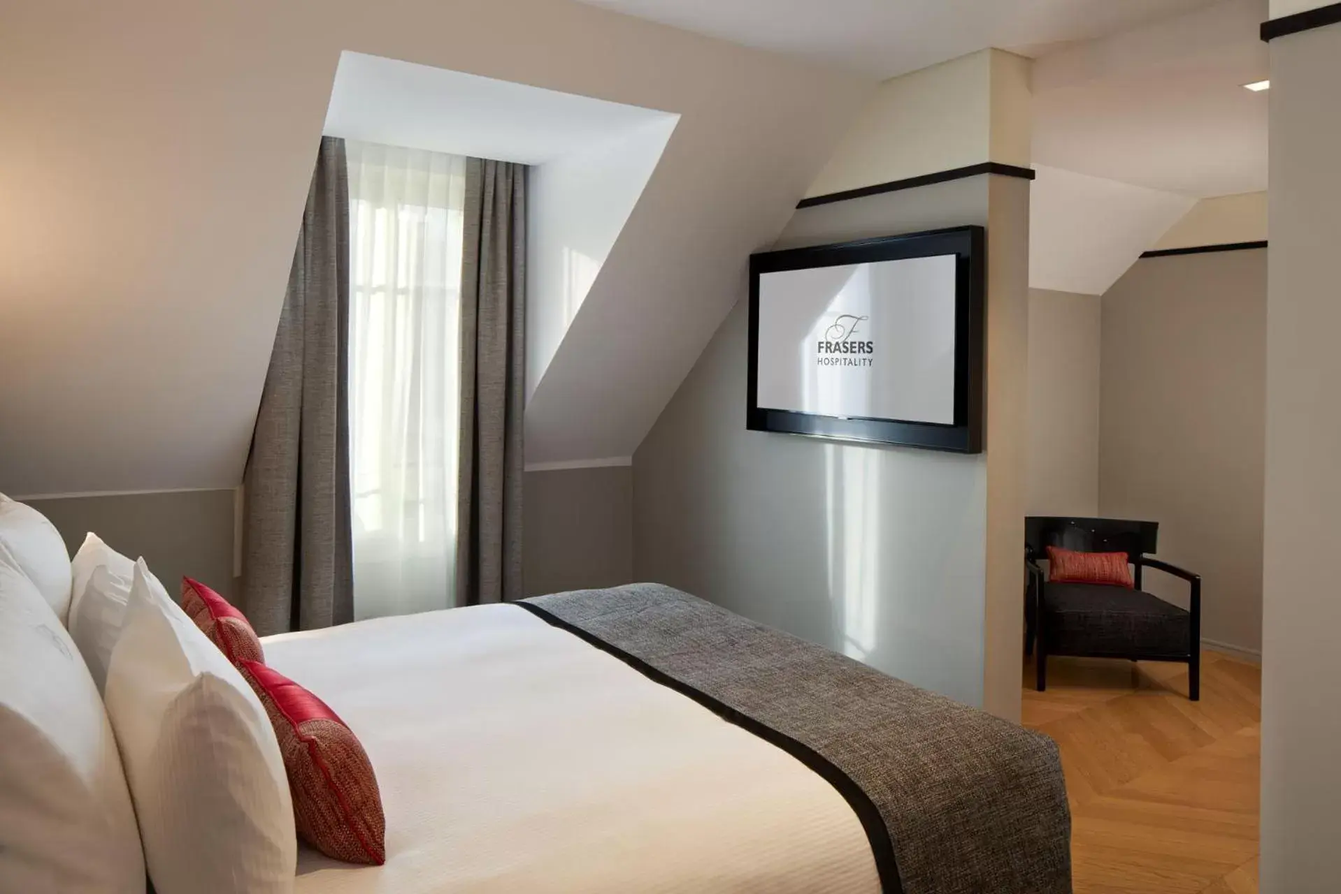 internet, Bed in Fraser Suites Le Claridge Champs-Elysées