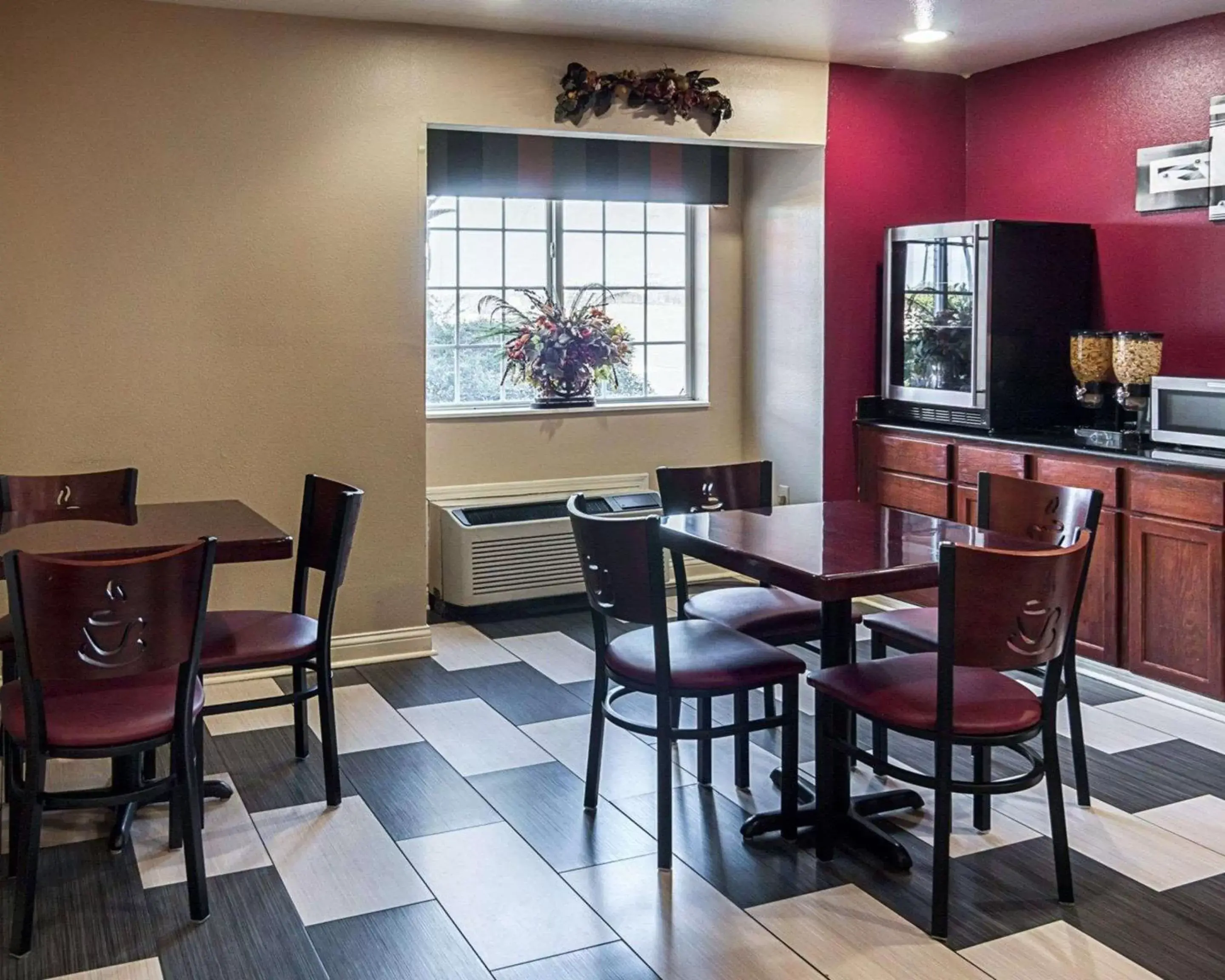 Restaurant/Places to Eat in Econo Lodge Inn & Suites Natchitoches