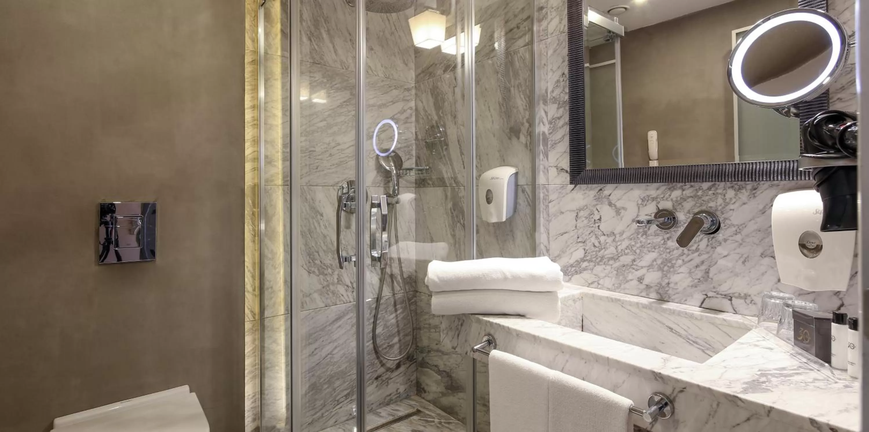 Shower in The Gate Ataşehir Finance Centre