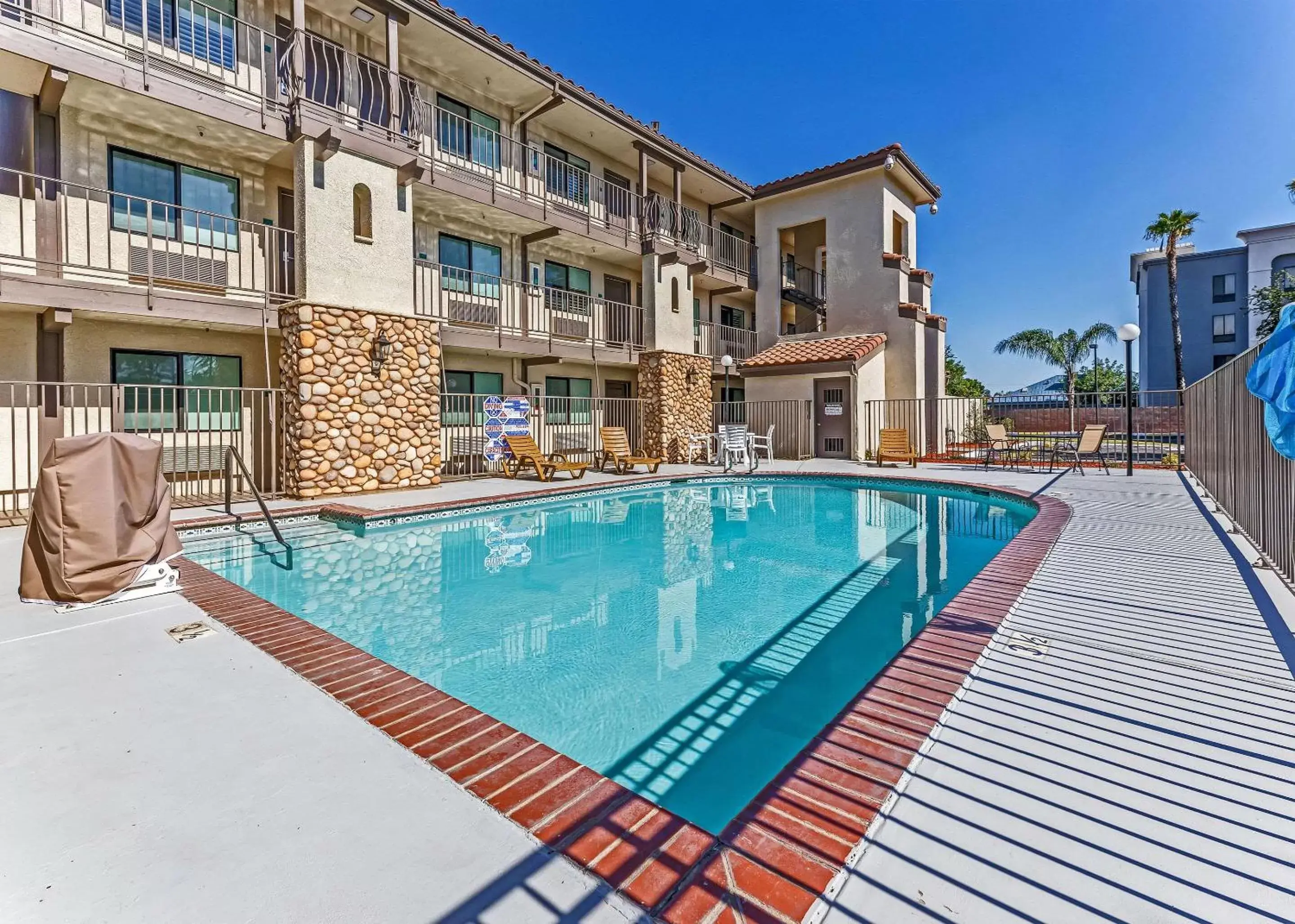 Swimming pool, Property Building in Hillstone Inn Tulare, Ascend Hotel Collection