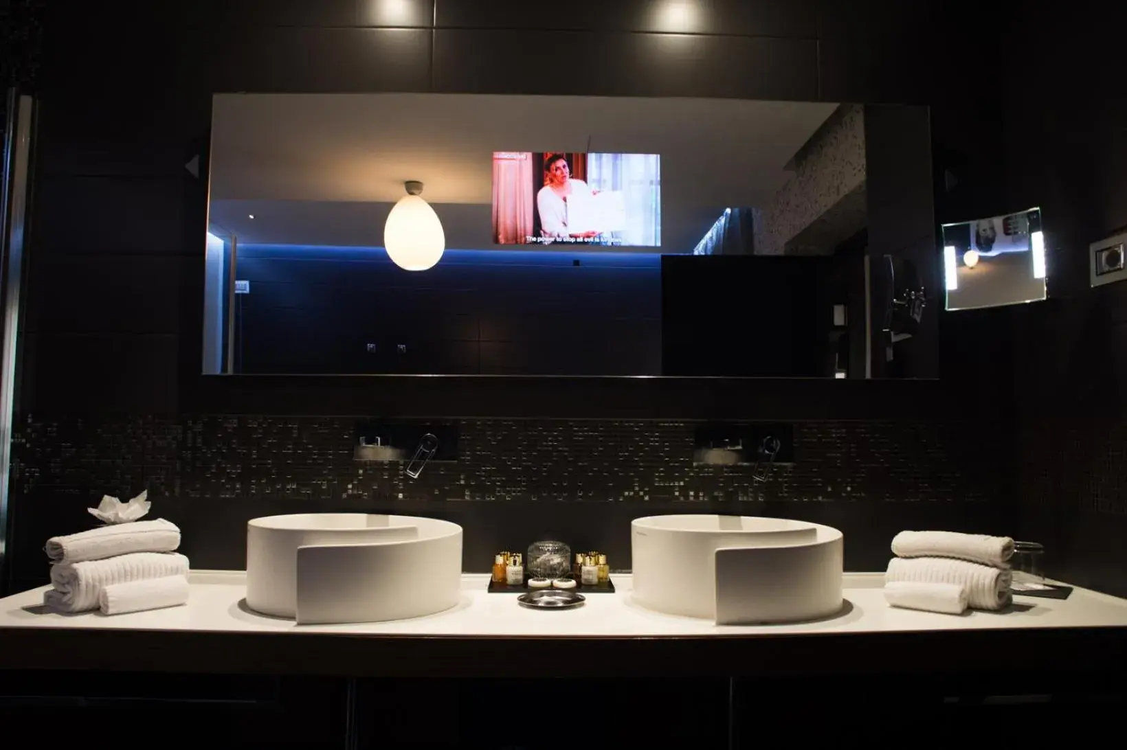 Bathroom, TV/Entertainment Center in Diva Luxury Hotel