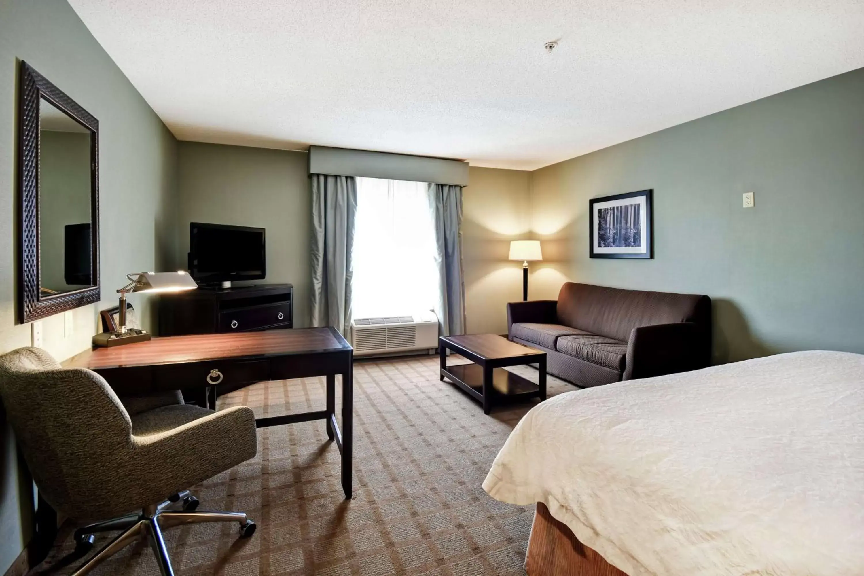 Bedroom, TV/Entertainment Center in Hampton Inn & Suites Detroit-Canton