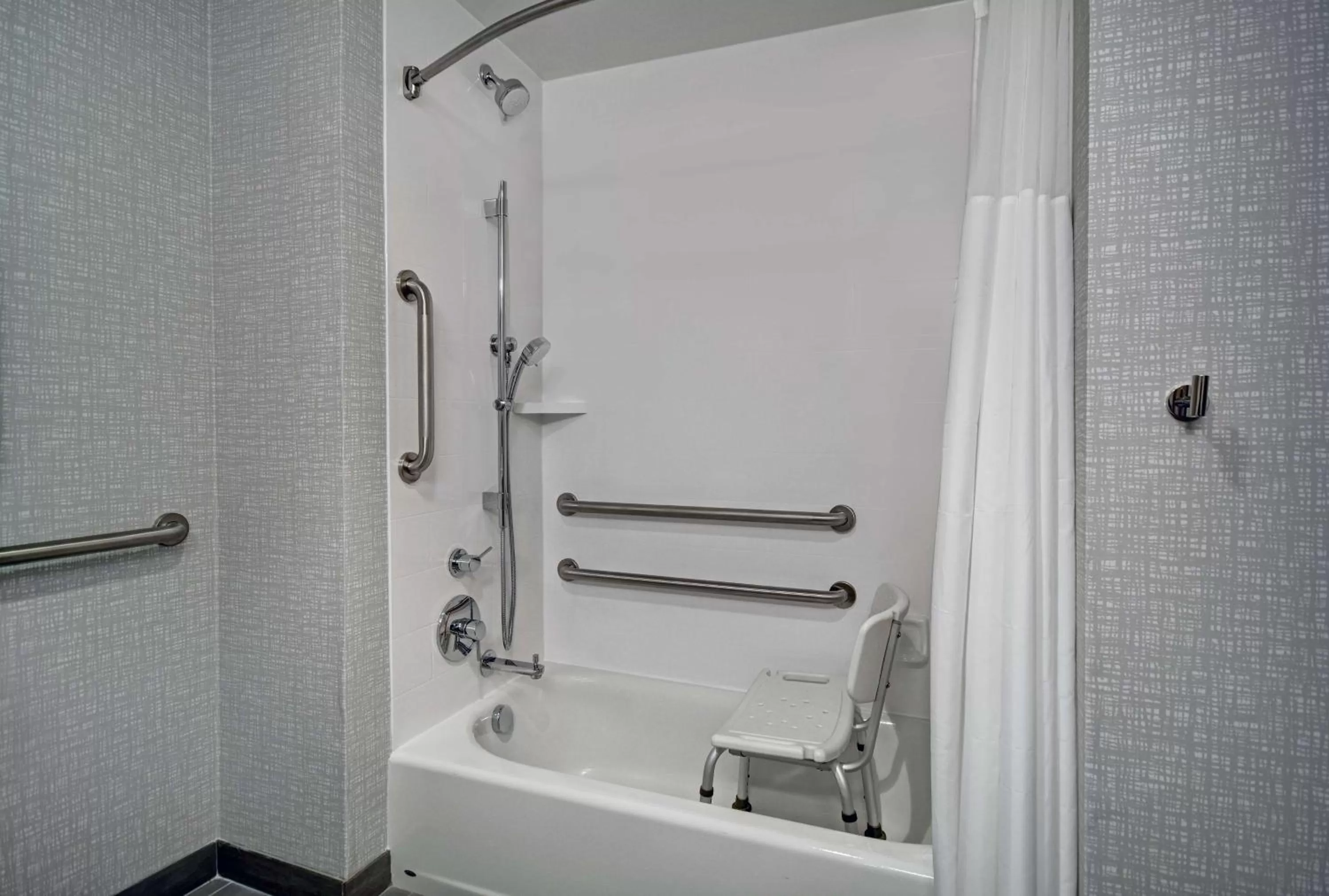 Bathroom in Hampton Inn Cave City, KY