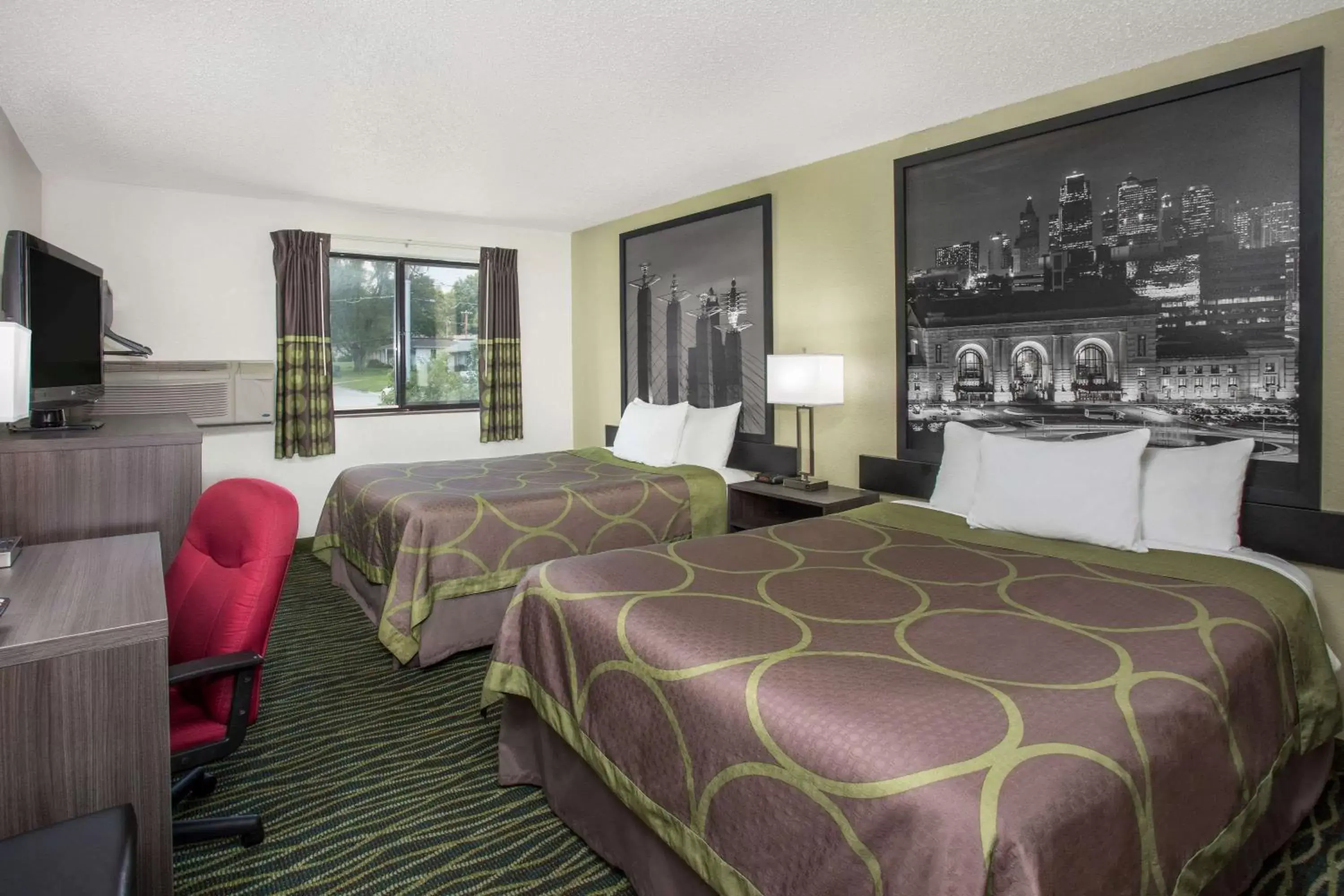 Photo of the whole room, Bed in Super 8 by Wyndham Independence Kansas City